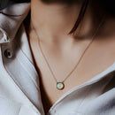 Collar de plata de ley 925 rodiada con disco de ópalo sintético y circonita cúbica - STP01744