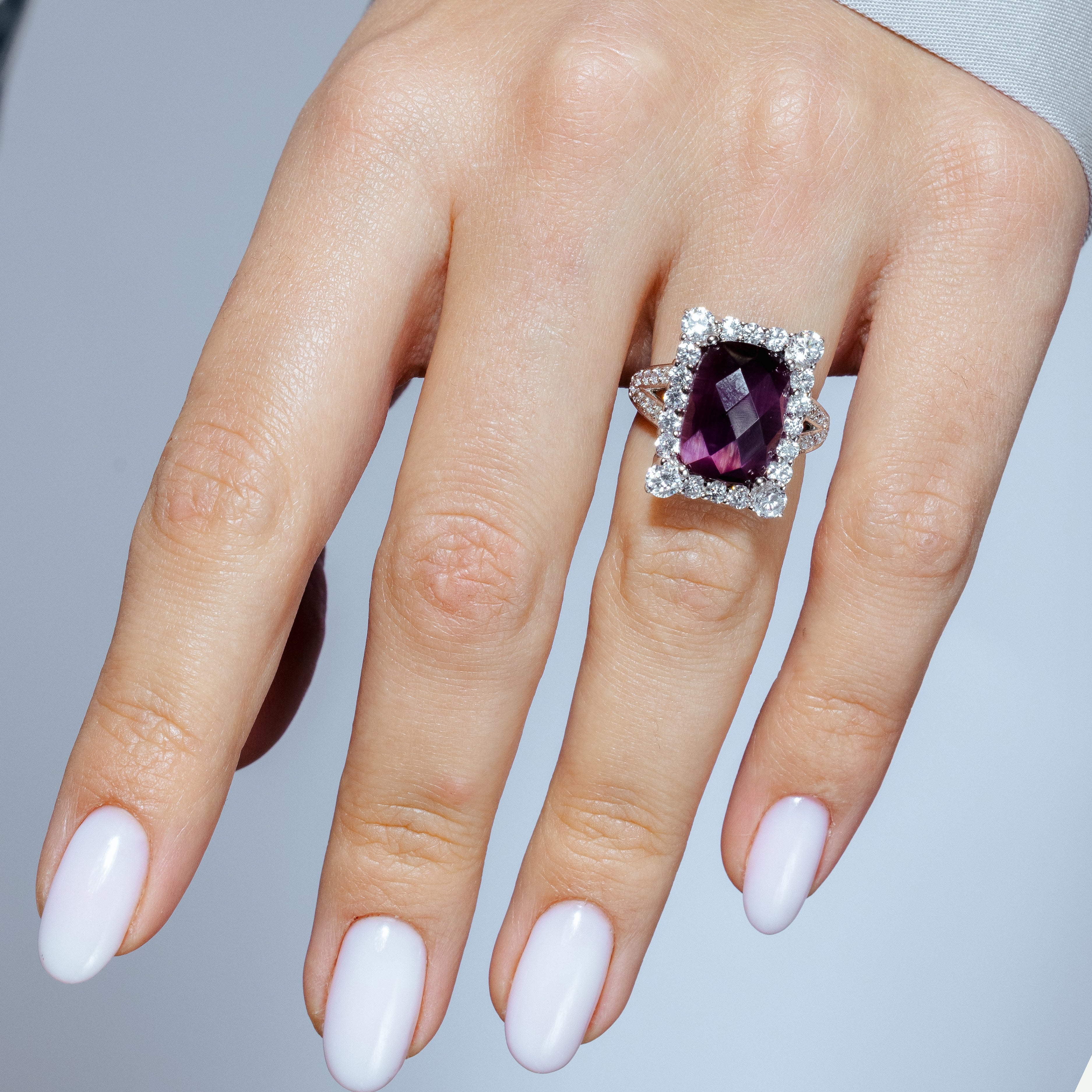 Liquidación - Anillo de plata 925 rodiada con circonitas cúbicas redondas y cuadradas transparentes de color rojo oscuro - STR00232