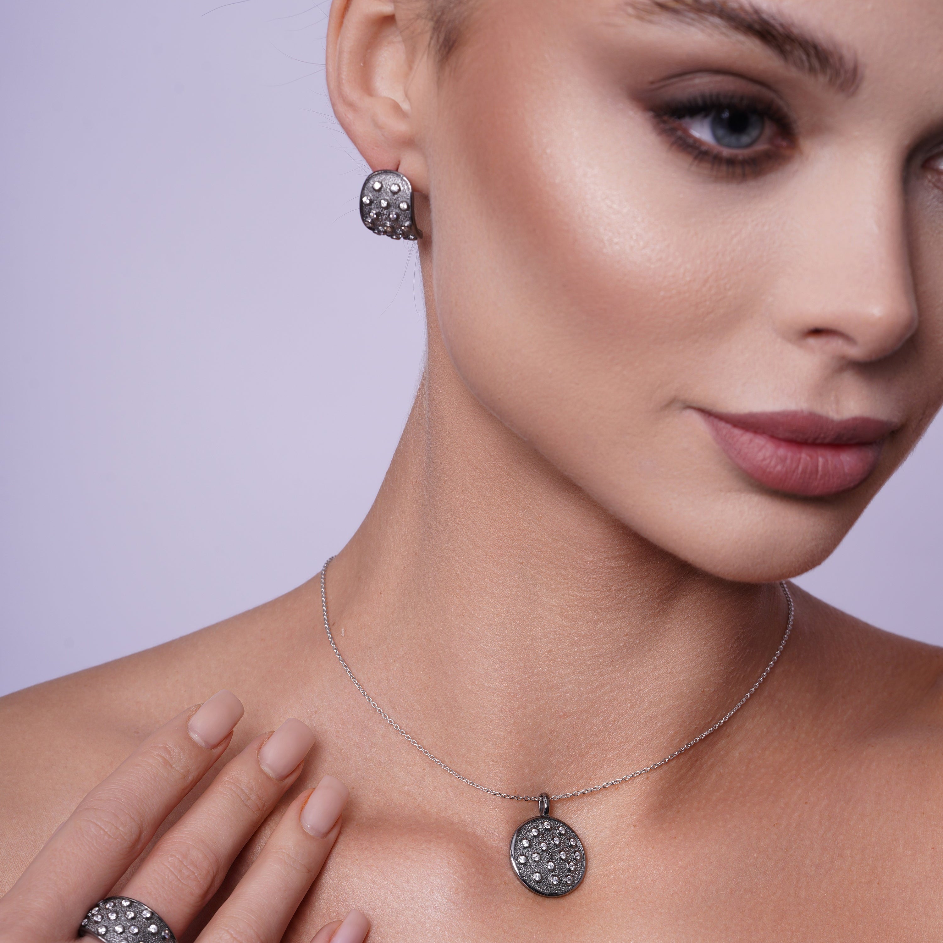 Liquidación - Conjunto de aretes y collar con circonitas cúbicas circulares en plata 925 con baño de rodio negro - STS00341