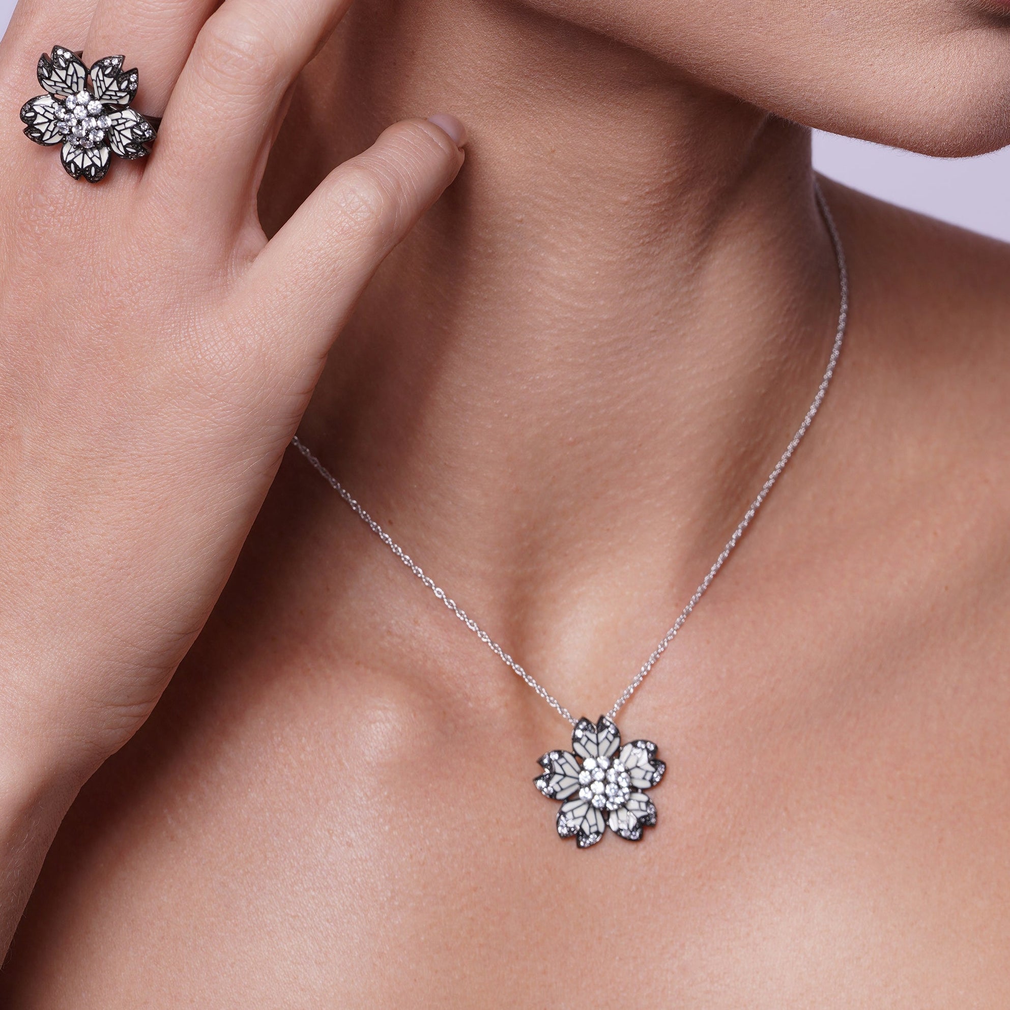 Liquidación - Conjunto de flor de plata 925 rodiada con esmalte blanco y circonitas - STS00388