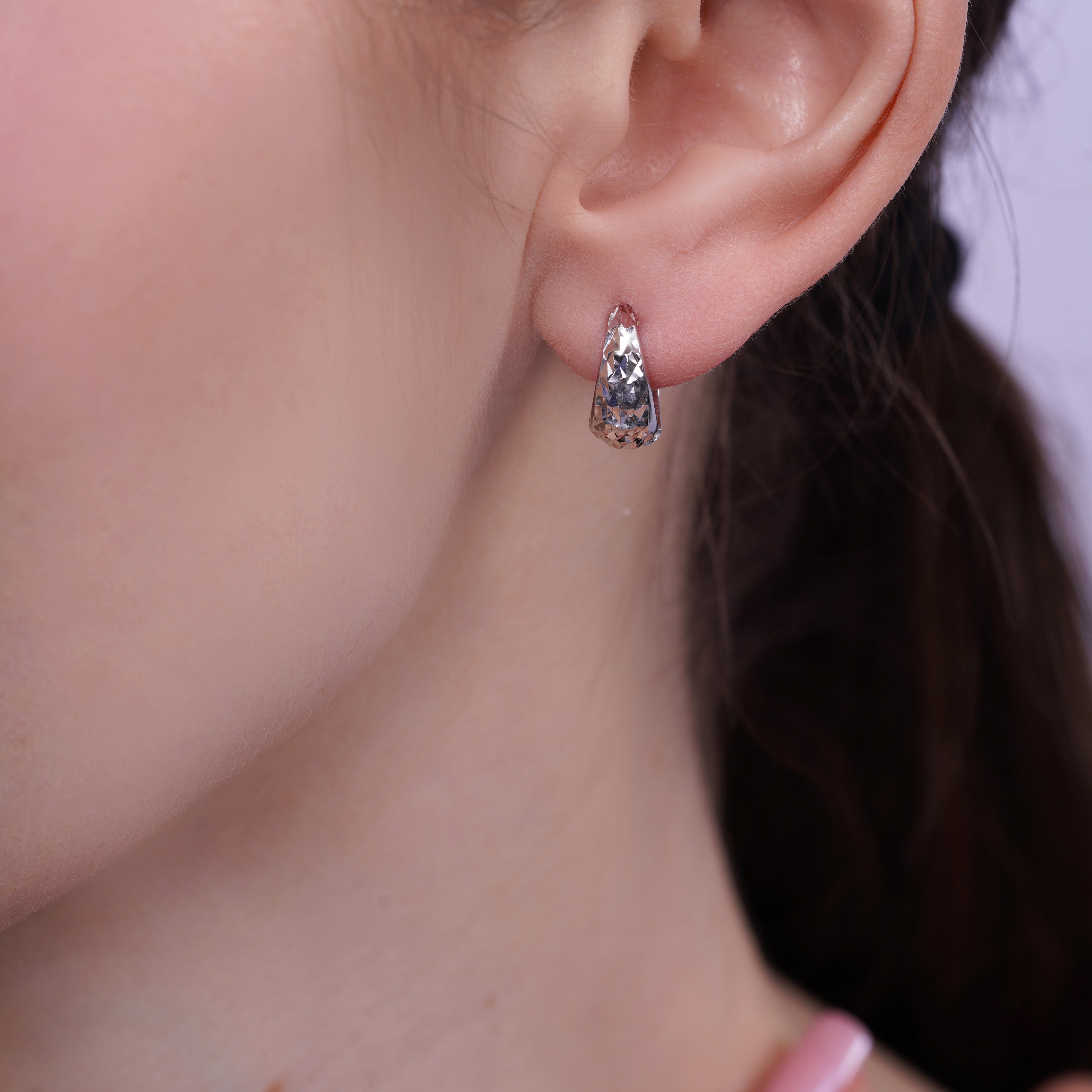 Pendiente de botón de plata de ley rodiada con doble banda de 4,5 mm x 21 mm - GME00131