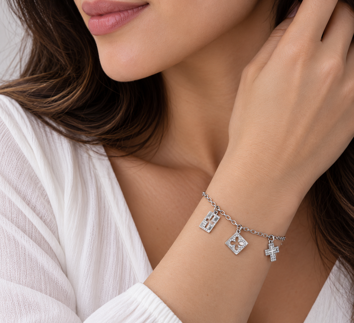 Pulsera CZ con múltiples objetos cruzados colgantes chapados en rodio de plata 925 - BGB00052