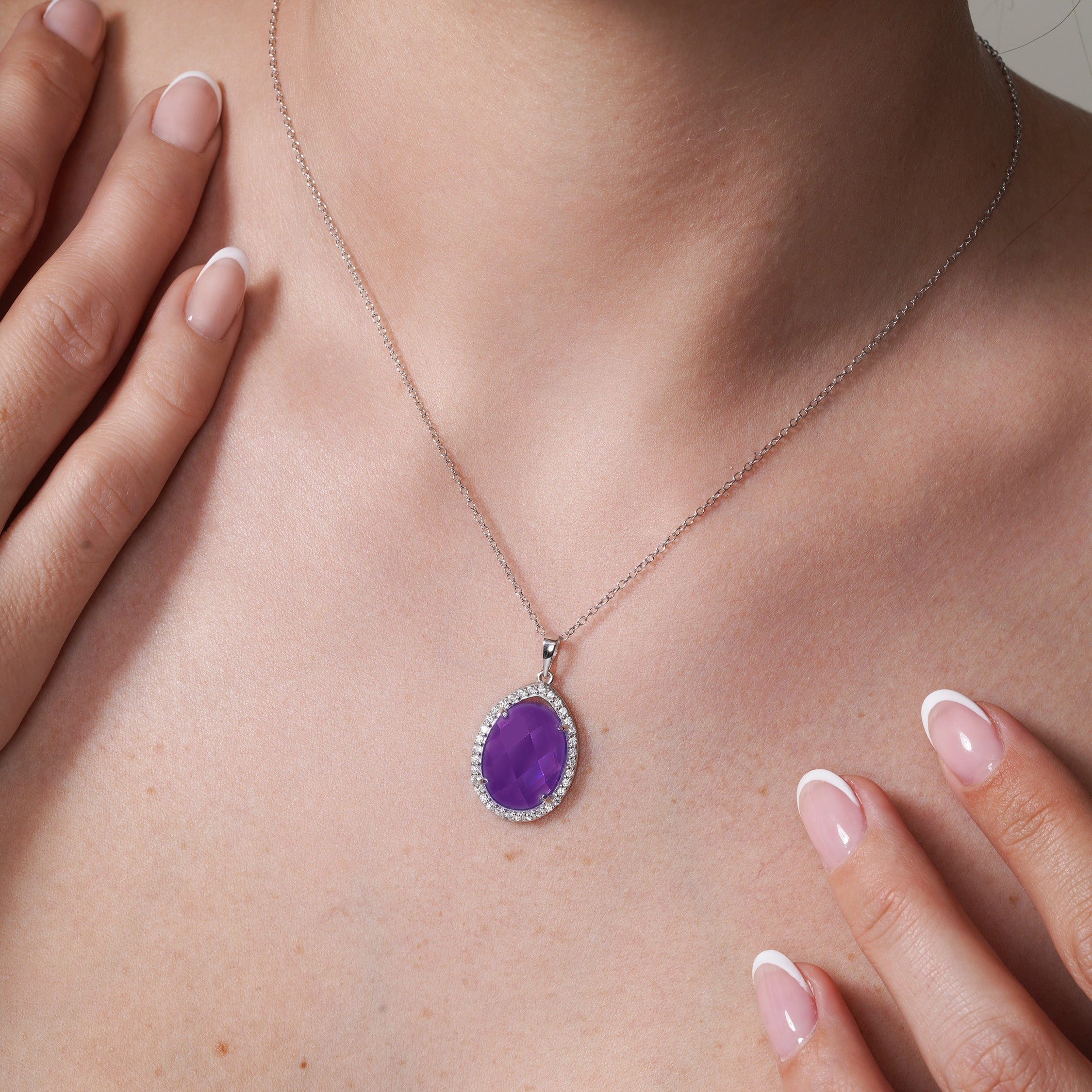 Collar de plata de ley 925 rodiada con circonita cúbica ovalada y piedra de nacimiento - BGP01034