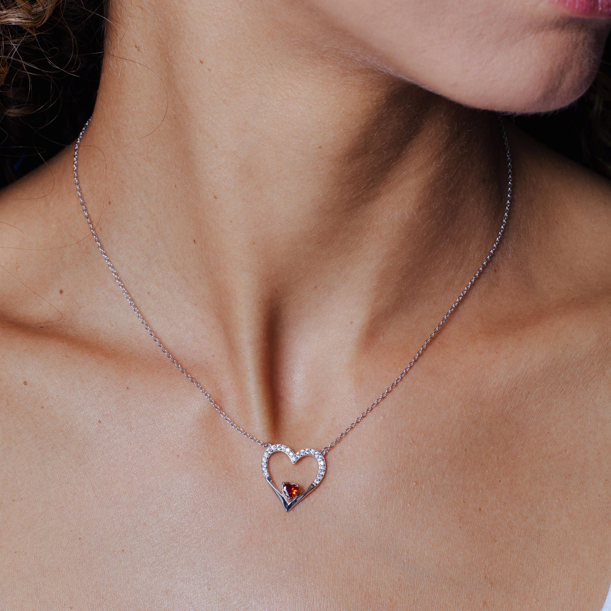 Collar de corazón abierto con circonitas rojas transparentes en plata de ley 925 rodiada - BGP01477