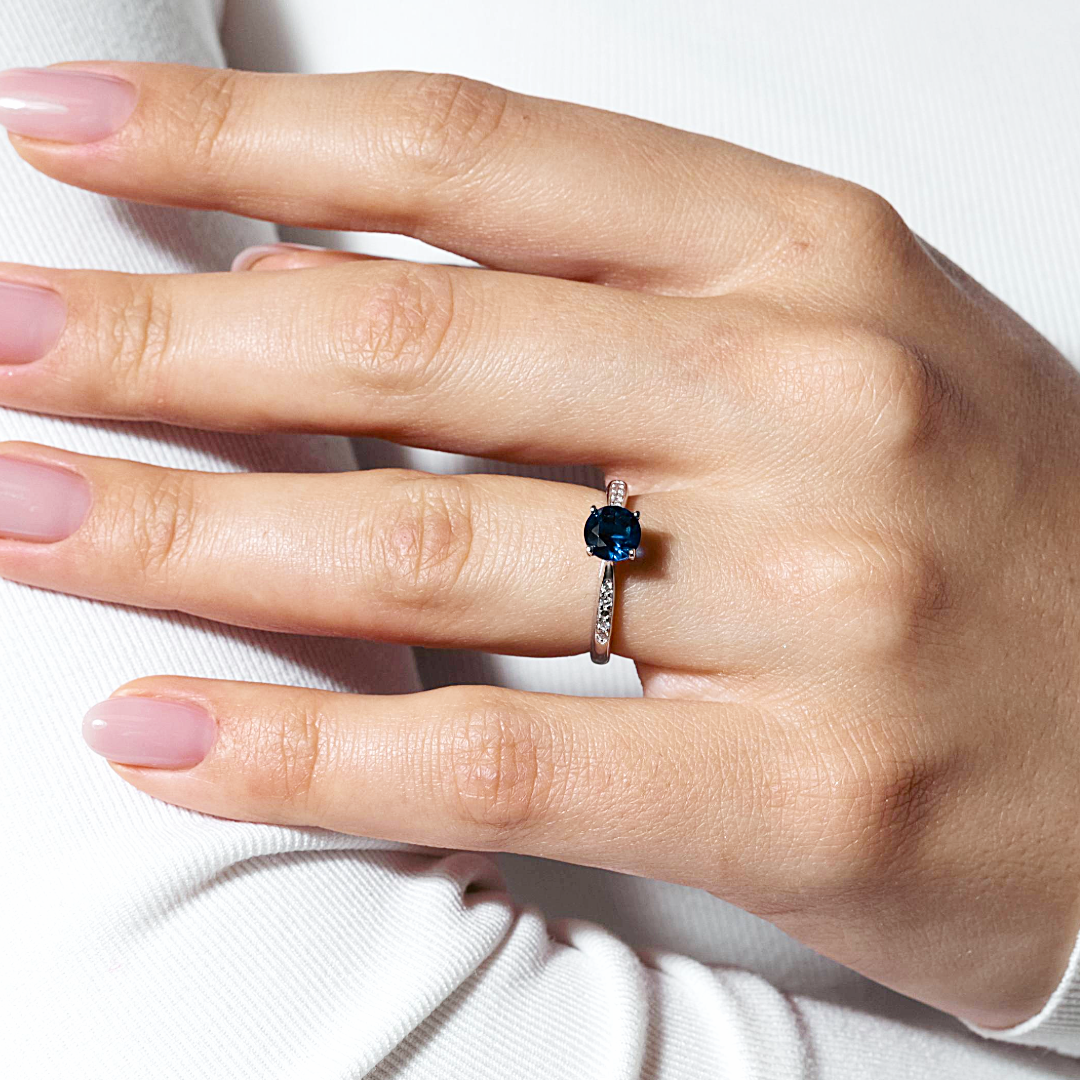 Anillo de plata de ley 925 rodiada con circonita azul redonda central - BGR01231BLU