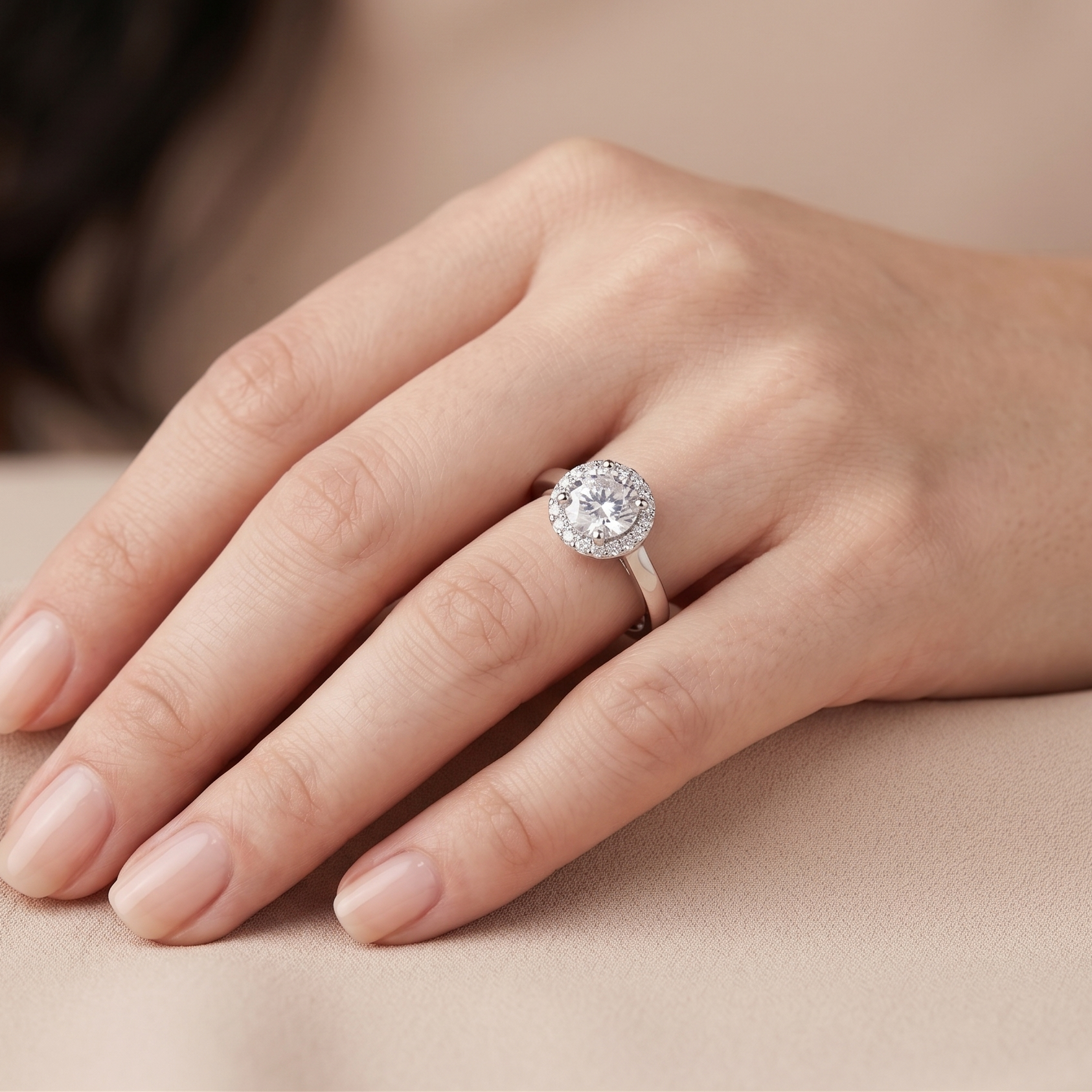 Anillo de novia con circonita cúbica central redonda transparente bañado en rodio de plata 925 - BGR00720