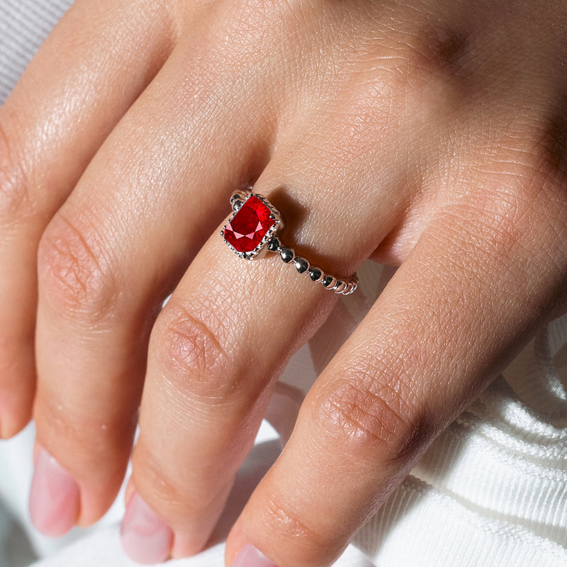 Anillo con piedra natal central cuadrada con vástago rebordeado chapado en rodio de plata de ley 925 de julio - BGR01081JUL