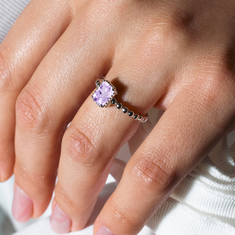 Anillo de piedra natal central cuadrada con vástago de cuentas chapado en rodio de plata de ley 925 de junio - BGR01081JUN