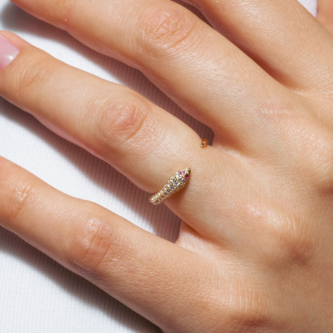 Anillo de serpiente abierto con circonita cúbica en plata de ley 925 bañado en oro - BGR01106
