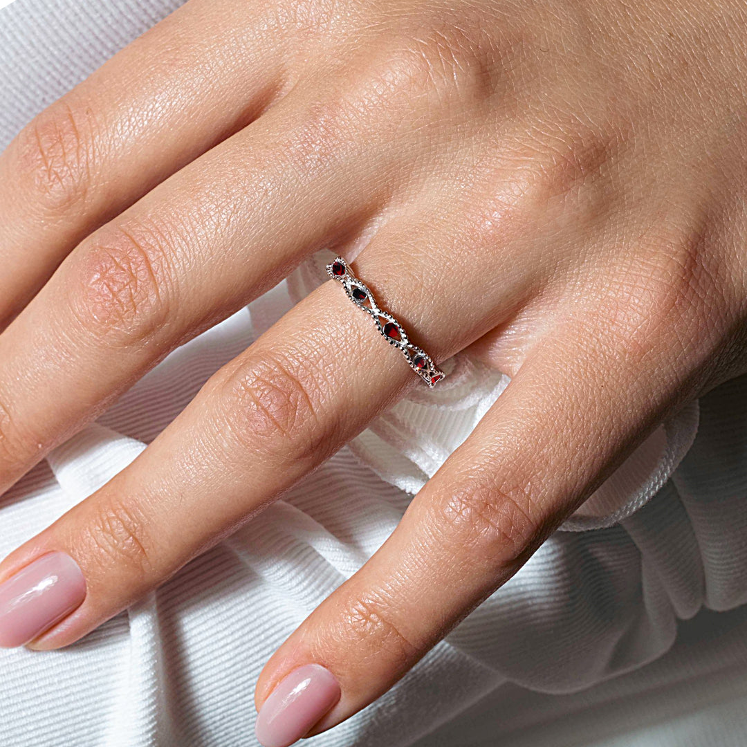 Anillo de plata de ley 925 rodiada con ondas entrelazadas y circonitas rojas - BGR01294RED