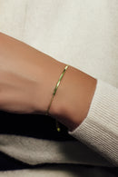 Pulsera de lazo con barra curvada de plata de ley 925 bañada en oro - DIB00059GP