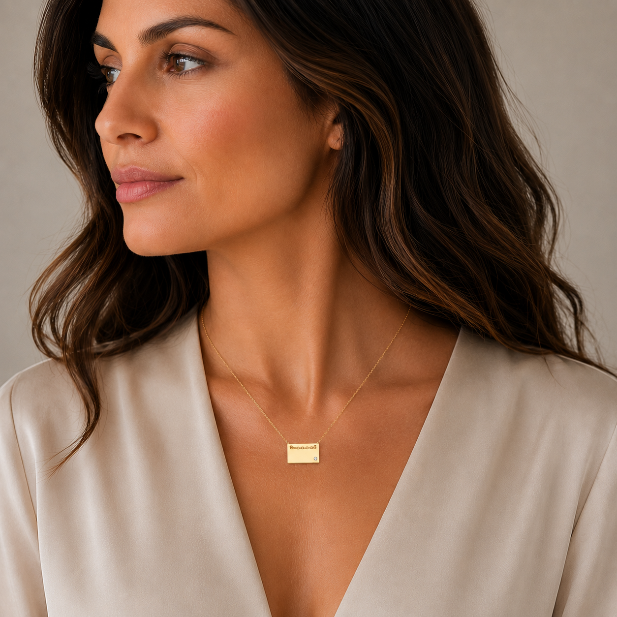 Collar rectangular pequeño grabable de plata de ley 925 bañado en oro con circonita - DIN00077GP