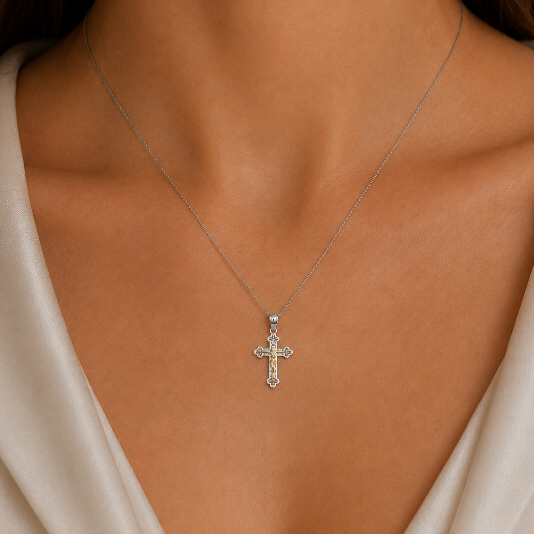 Colgante de crucifijo calado de plata de ley 925 con baño de dos tonos - GMP00215