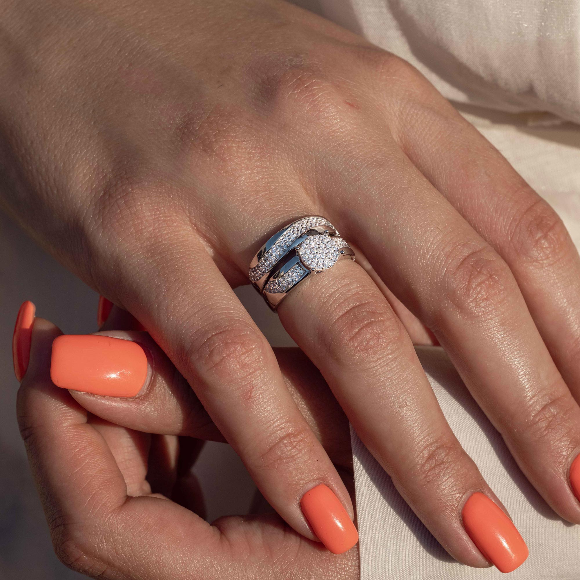 Anillo de bodas de plata de ley 925 rodiada con circonitas cúbicas onduladas y piedras redondas en el centro - GMR00176