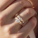 Anillo de bodas bicolor de plata de ley 925 con circonitas cúbicas martilladas - GMR00186GP