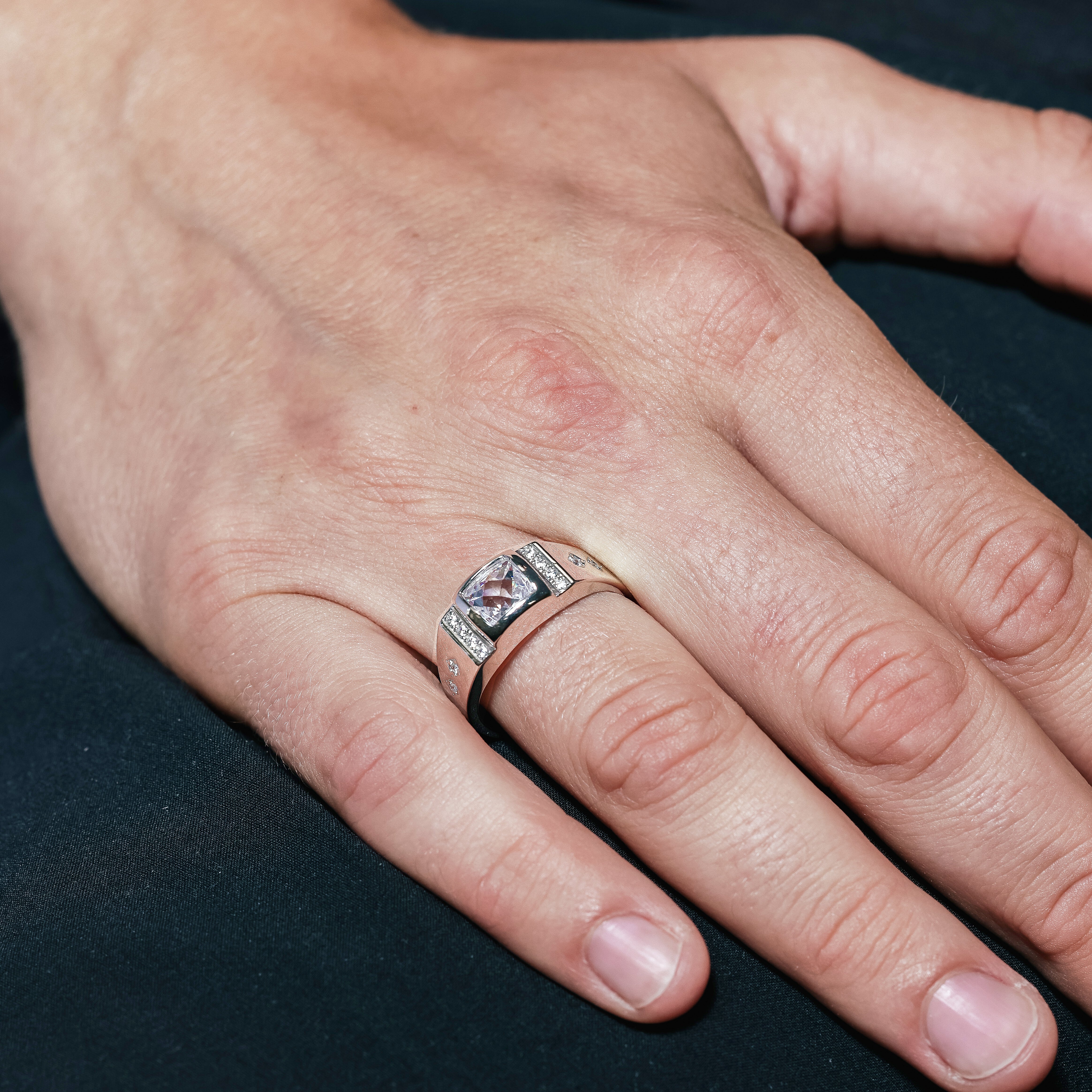 Anillo de plata de ley 925 rodiada con circonita cuadrada para hombre - GMR00234RH