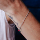 Pulsera ajustable de plata de ley 925 rodiada con eslabones curvos y barra de esmalte rojo - ITB00338-RH