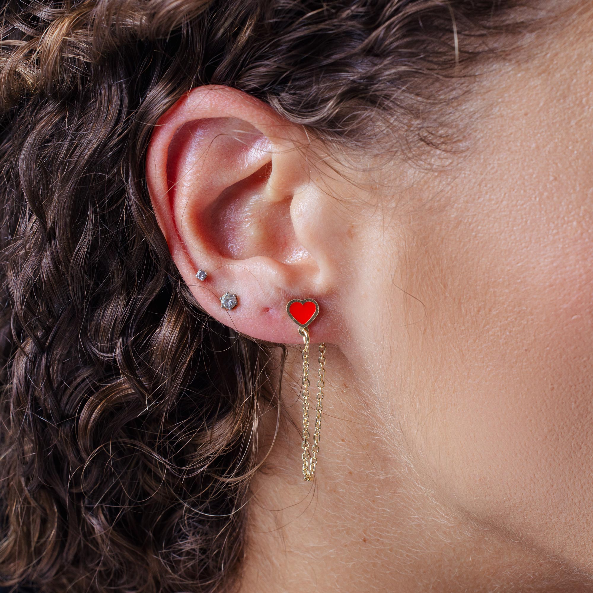 Pendientes colgantes de plata de ley 925 bañados en oro con forma de corazón y esmalte rojo - ITE00096-GP