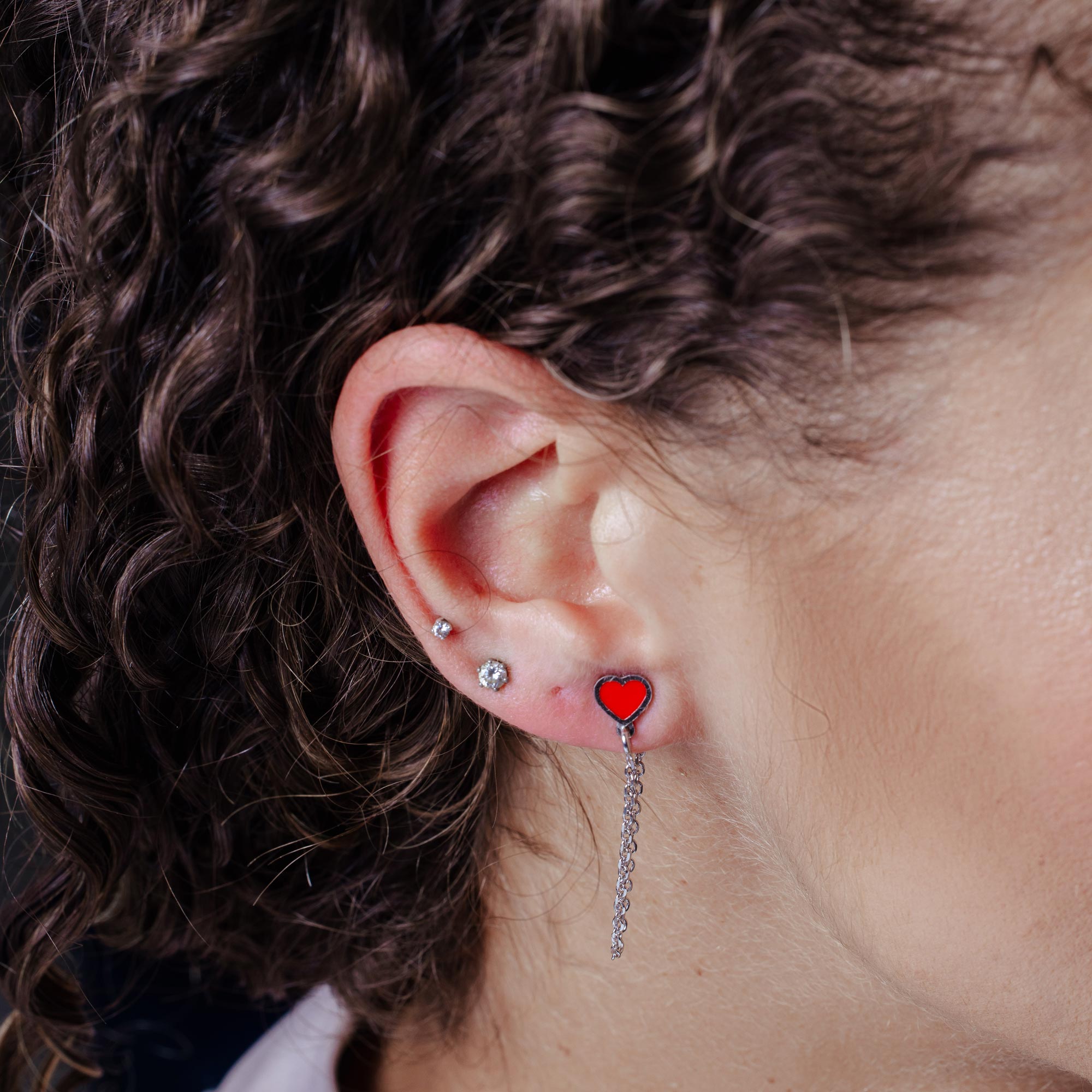 Pendientes de botón con forma de corazón y esmalte rojo en plata de ley 925 rodiada - ITE00096-RH