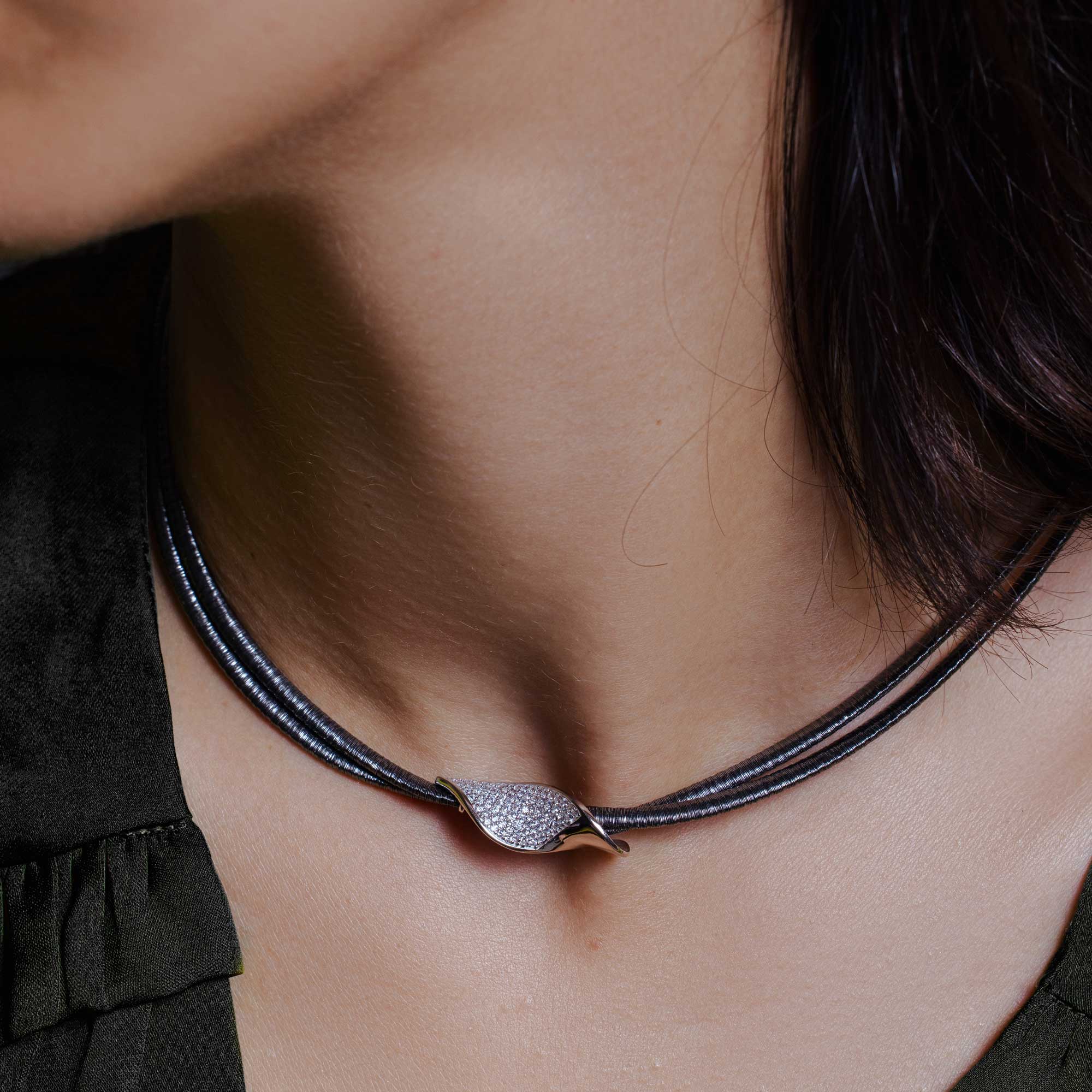 Collar italiano chapado en rodio negro de plata 925 con detalle curvo de circonita micro pavé - ITN00119BLK-RH