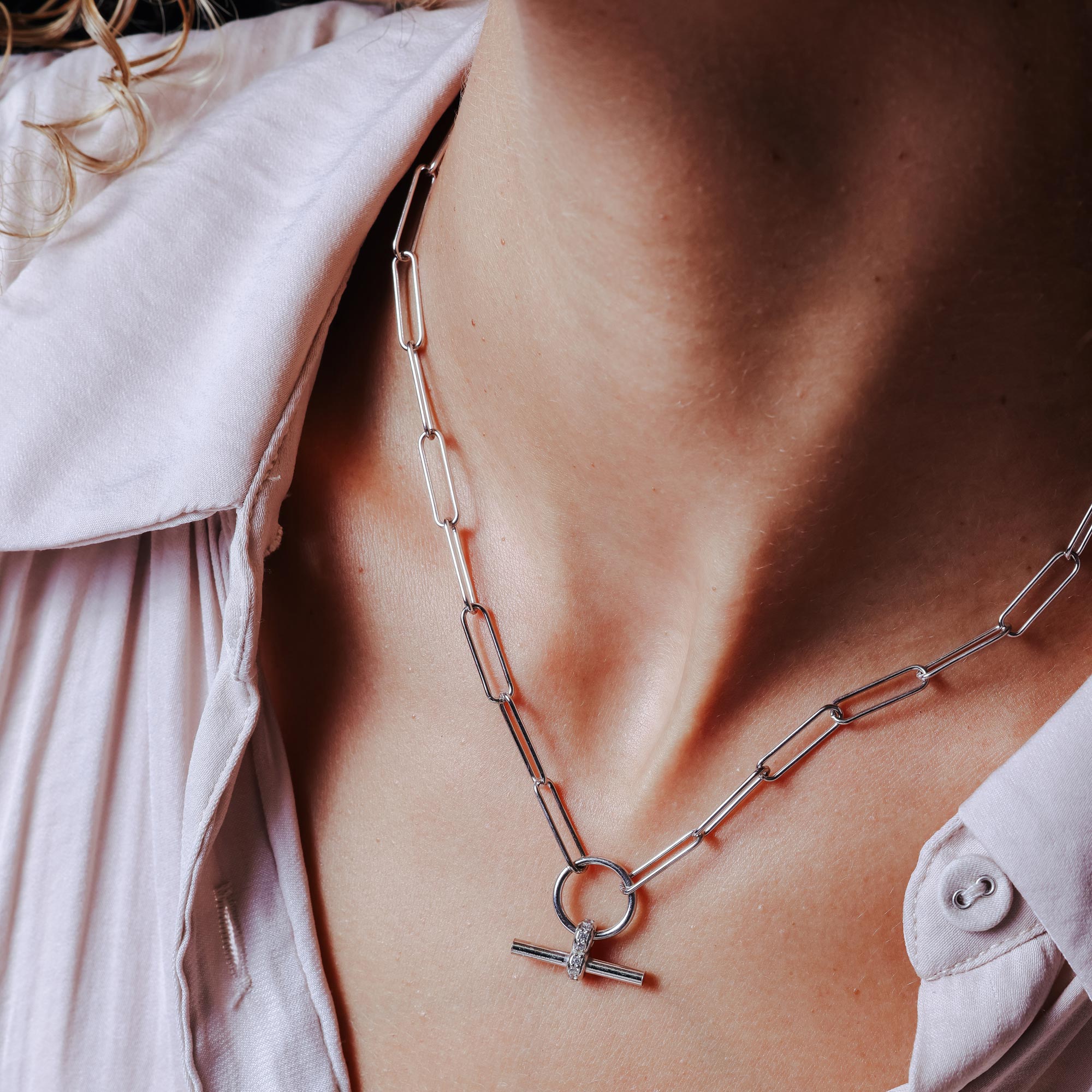 Collar con colgante de barra ajustable con circonita cúbica transparente y clip de plata de ley 925 rodiada - ITN00165-RH