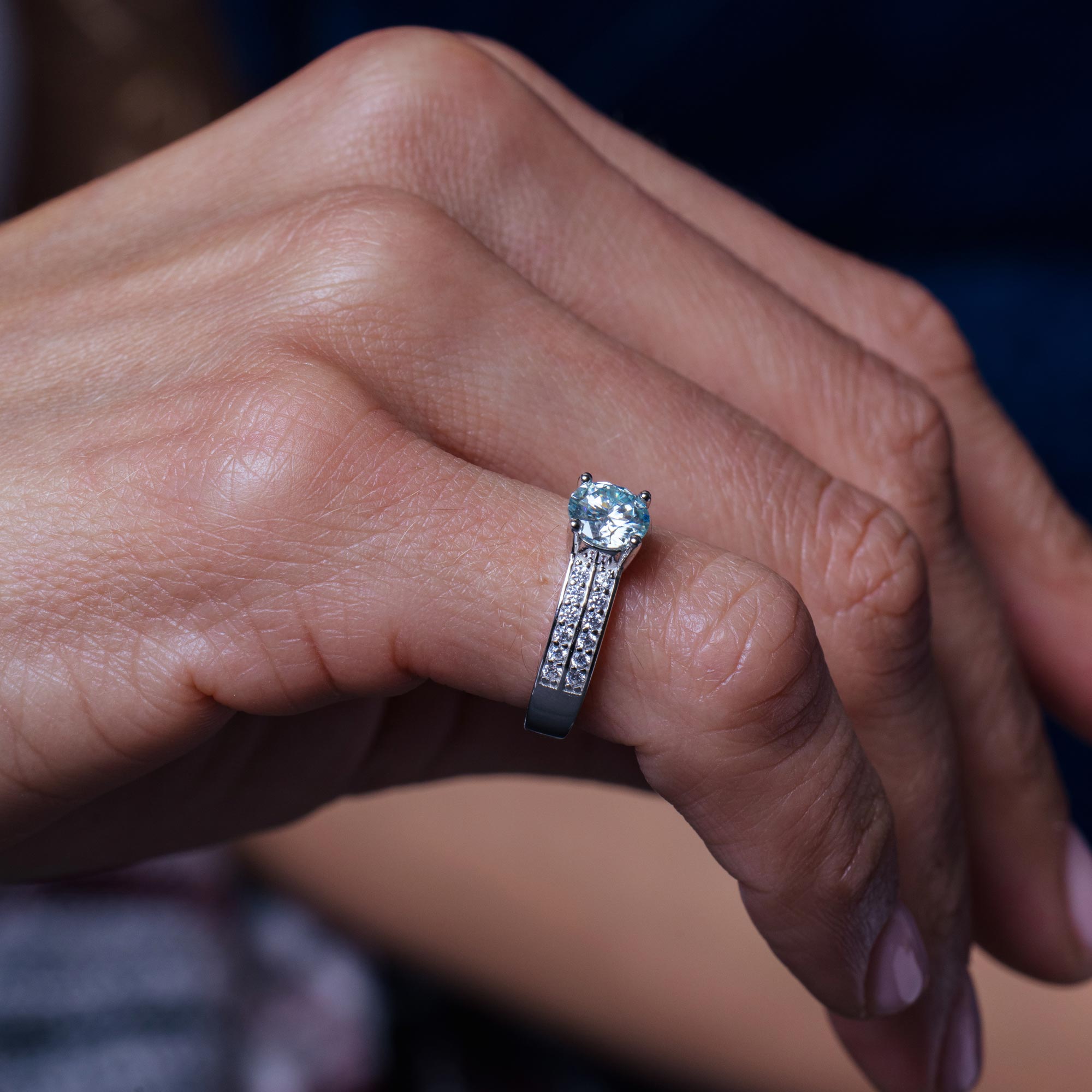 Anillo de plata de ley 925 rodiada con doble hilera de moissanita redonda - MBGR00007