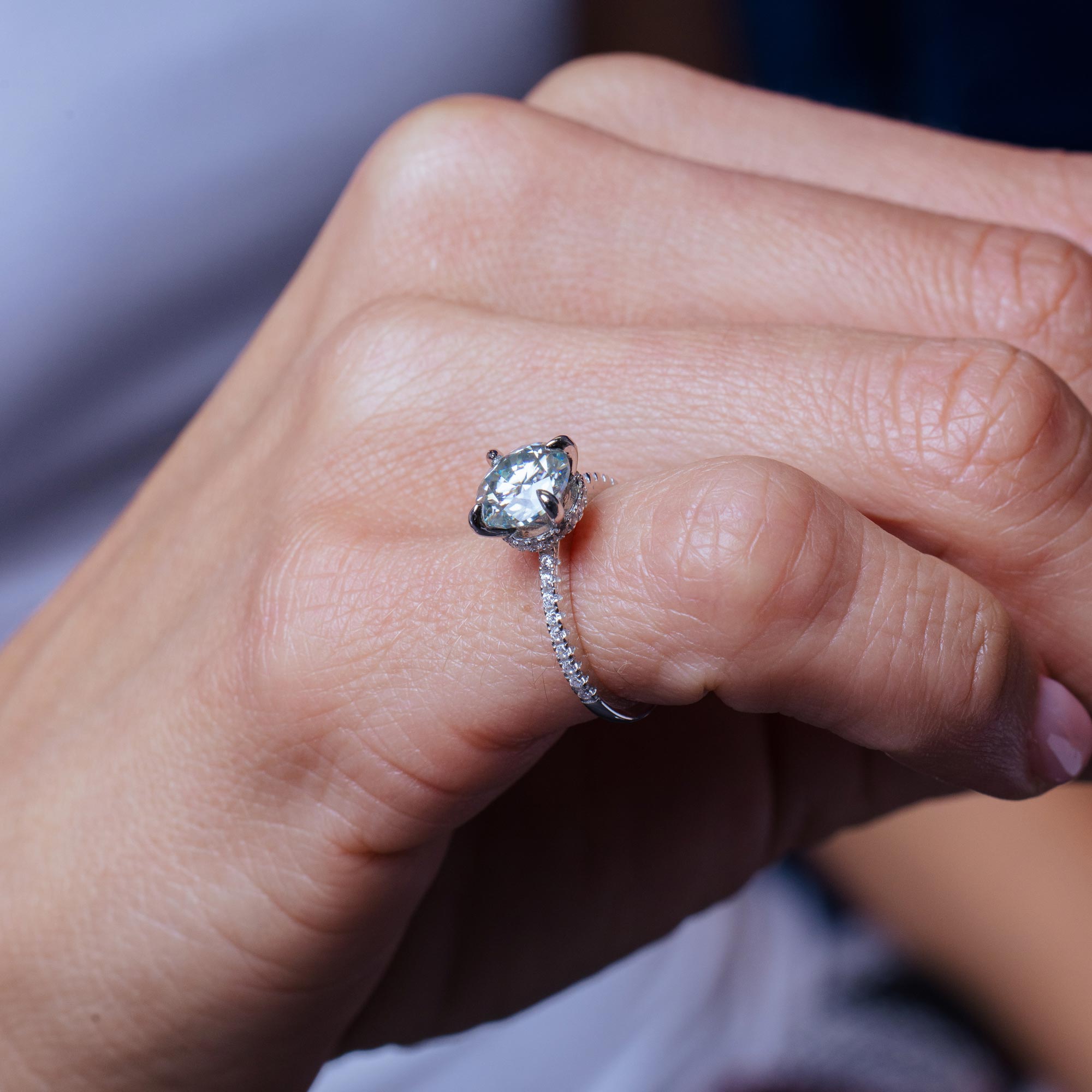 Anillo llamativo de plata de ley 925 rodiada con moissanita de 2 quilates incrustada - MBGR00012