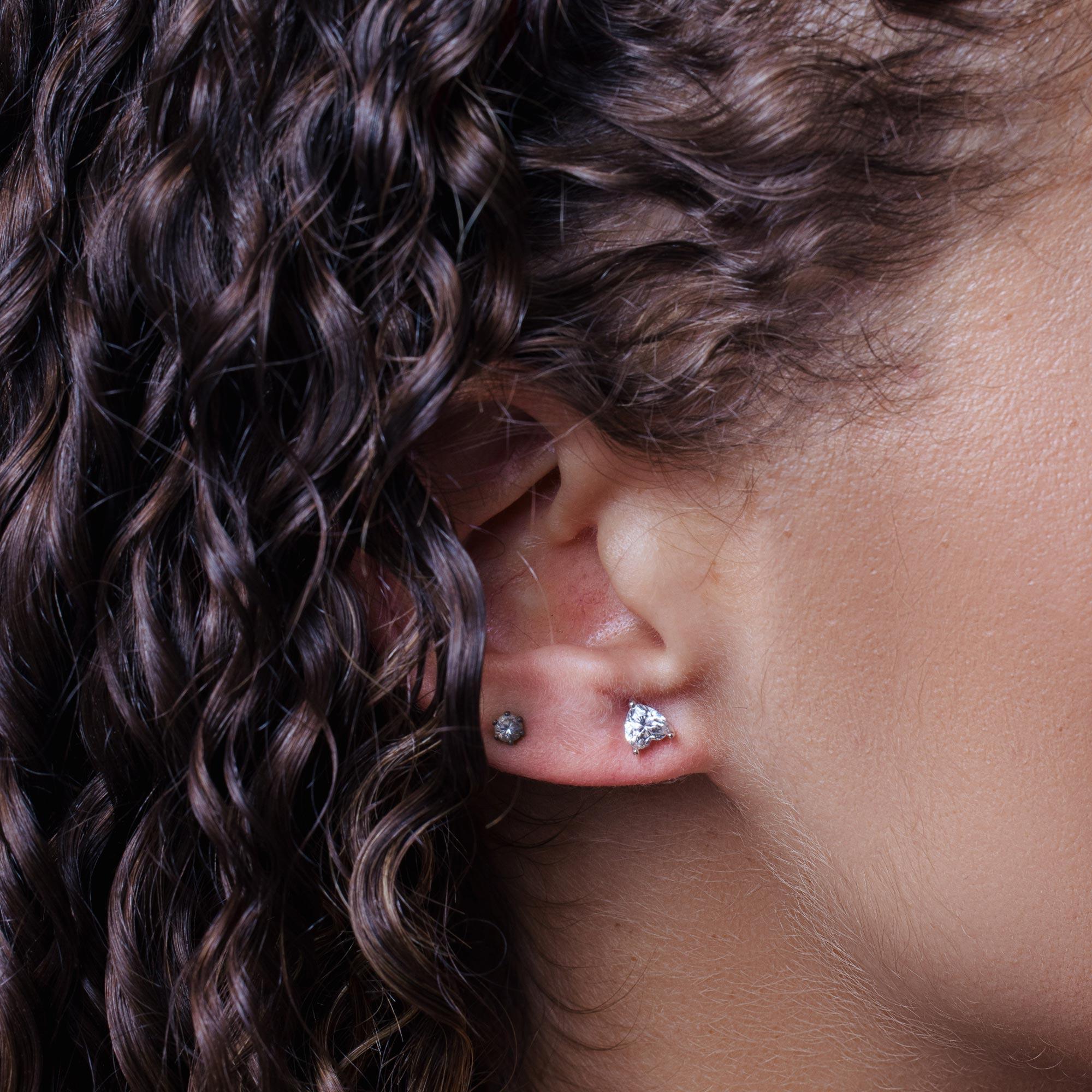 Pendiente de corazón de moissanita en plata de ley 925 rodiada - MGME00004