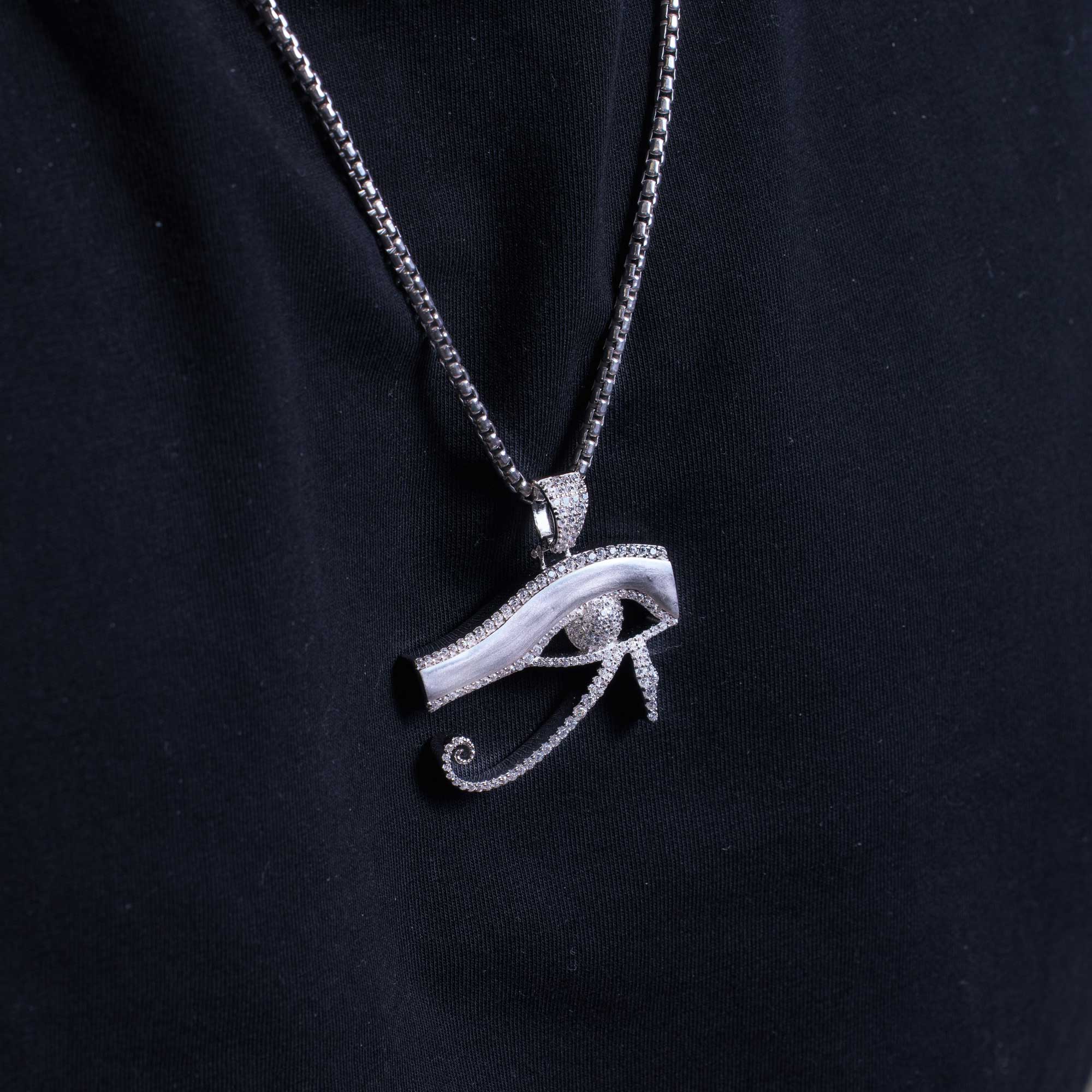 Colgante hip hop Ojo de Horus con circonitas cúbicas en plata de ley 925 rodiada - SLP00004