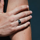 Anillo de plata de ley 925 rodiada con esmalte negro y diseño en zigzag - SOR00004