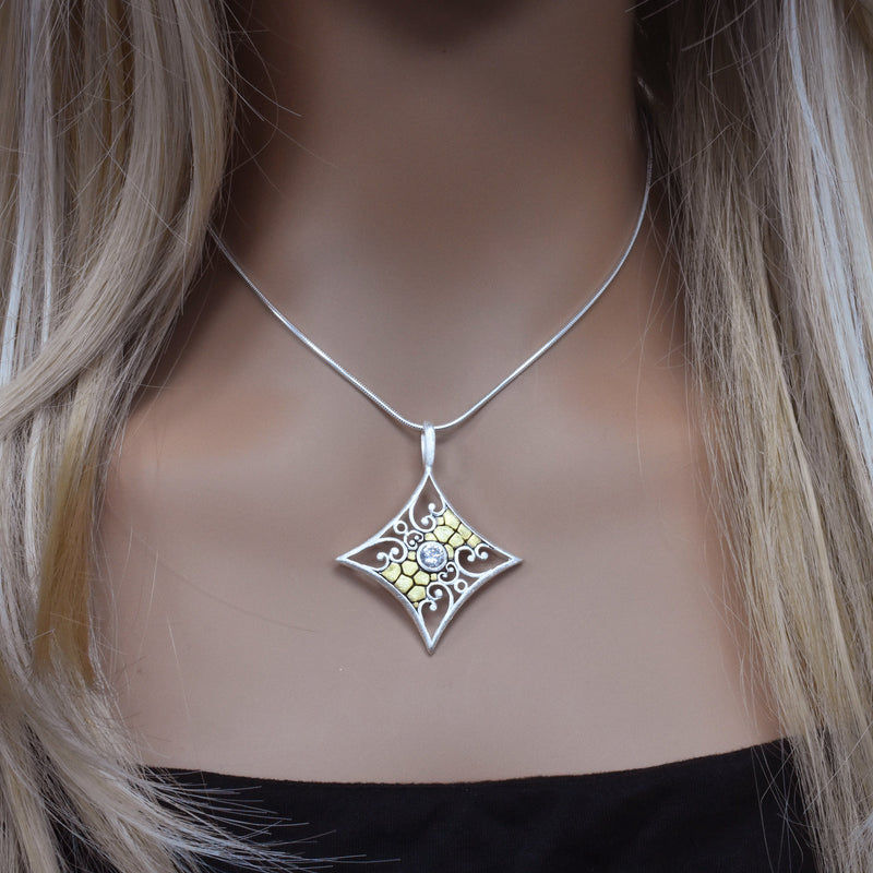 Liquidación - Colgante de plata de ley con acabado mate, bicolor, forma de diamante y circonita central - SPP00026