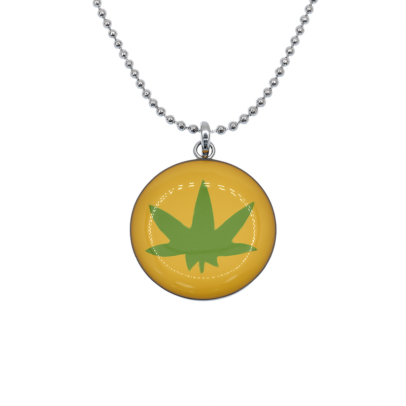 Collar con colgante de disco de planta de marihuana en acero inoxidable rodiado - SSN00043