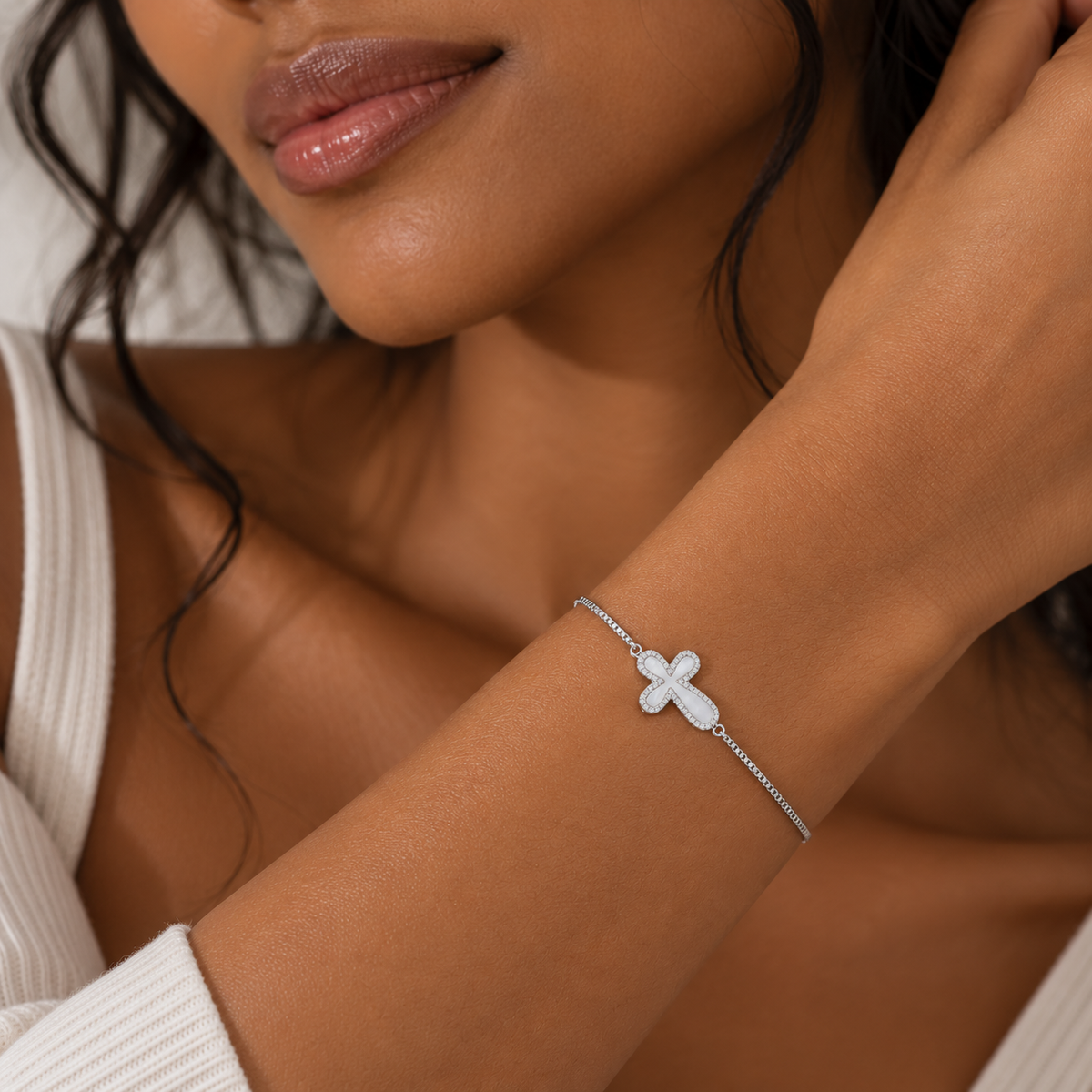 Pulsera de plata de ley 925 rodiada con lazo lateral de nácar y cruz de circonitas - STB00575