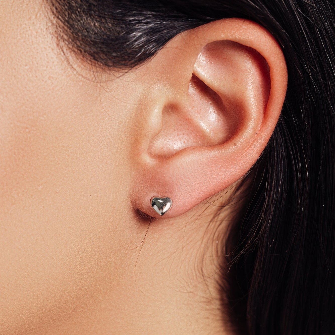 Pendientes con forma de corazón en plata 925 chapada en rodio - STE00746