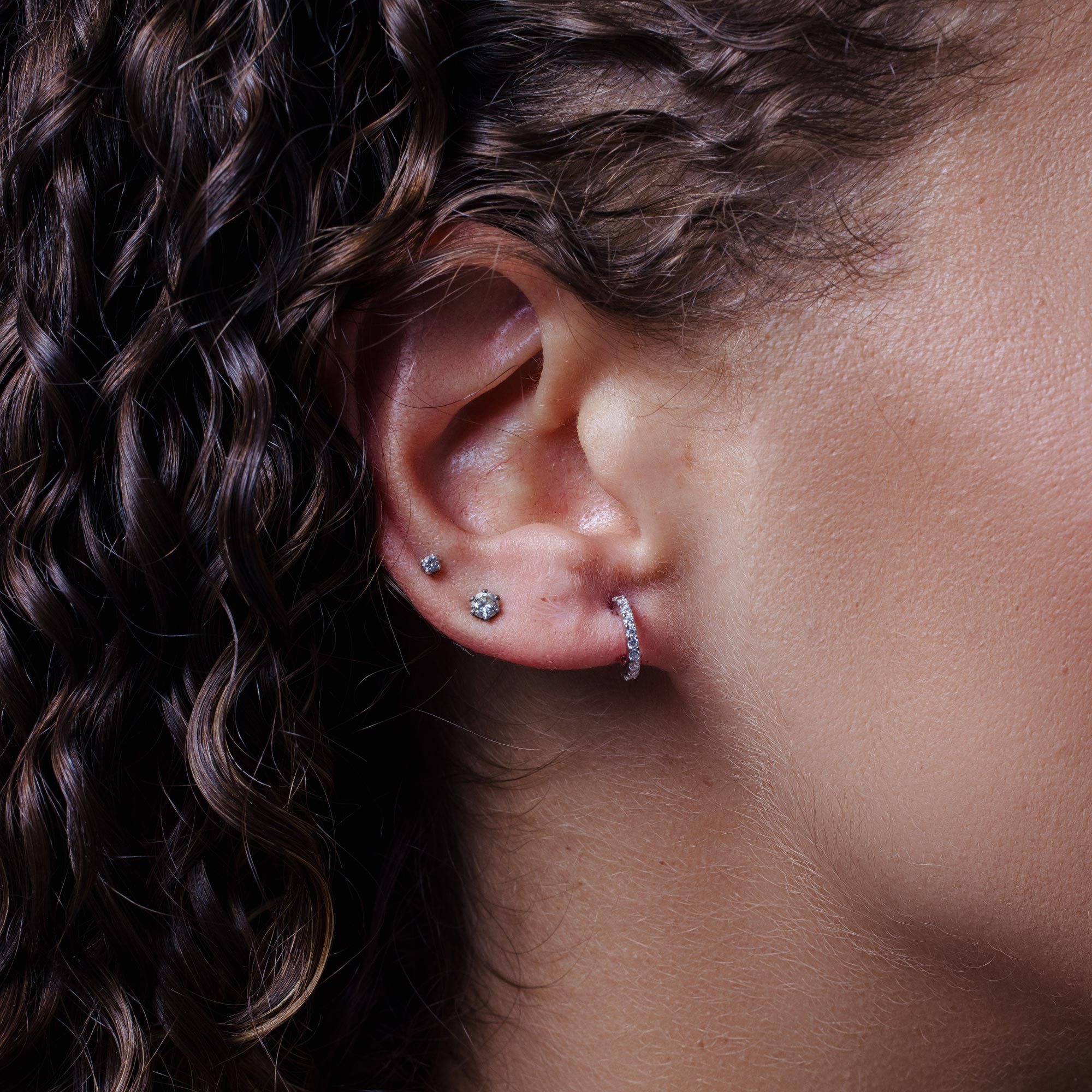 Pendientes tipo argolla Huggie de plata de ley chapada en rodio con circonita cúbica - STE01349