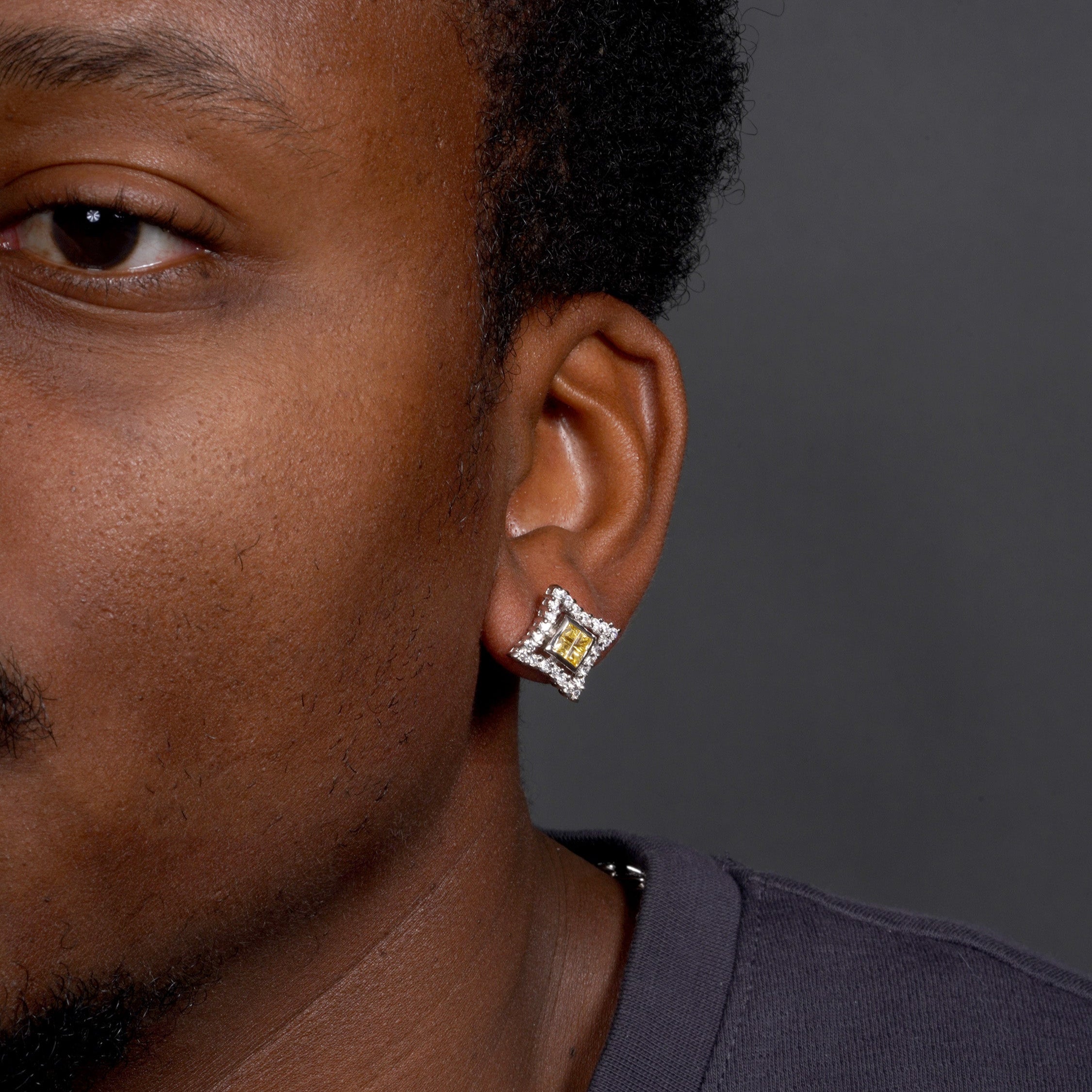 Liquidación - Pendientes para hombre con diseño de circonita cúbica DC en plata de ley 925 rodiada y diseño cuadrado amarillo - STEM138YLW