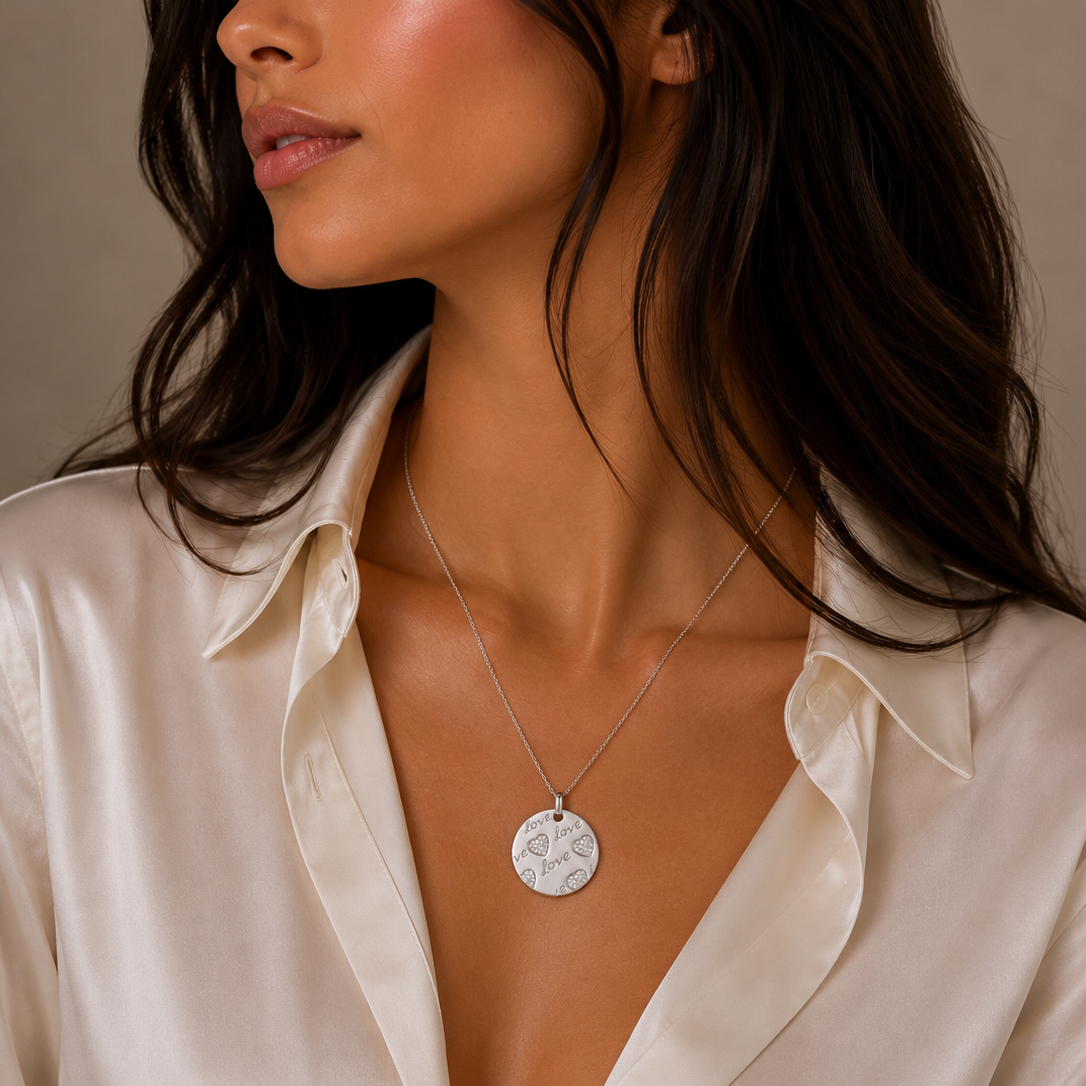Collar con colgante redondo de corazón de amor con circonitas cúbicas transparentes en plata 925 rodiada - STP00803