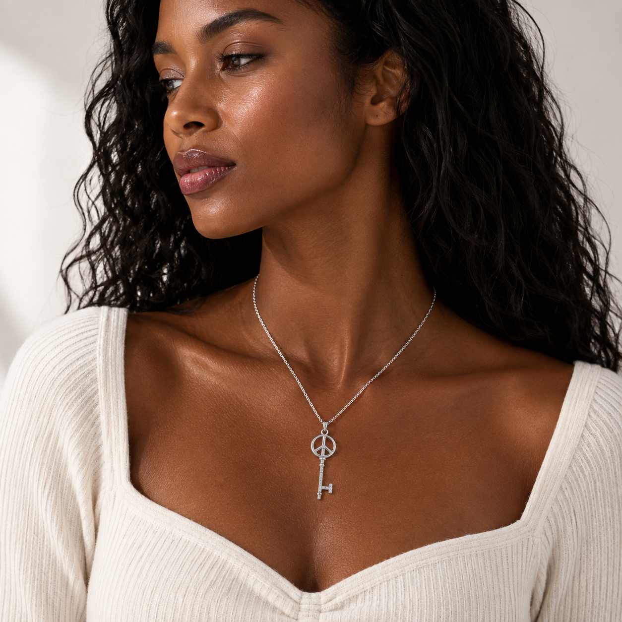 Collar con colgante de llave de paz con circonita cúbica transparente chapada en rodio de plata 925 - STP00991