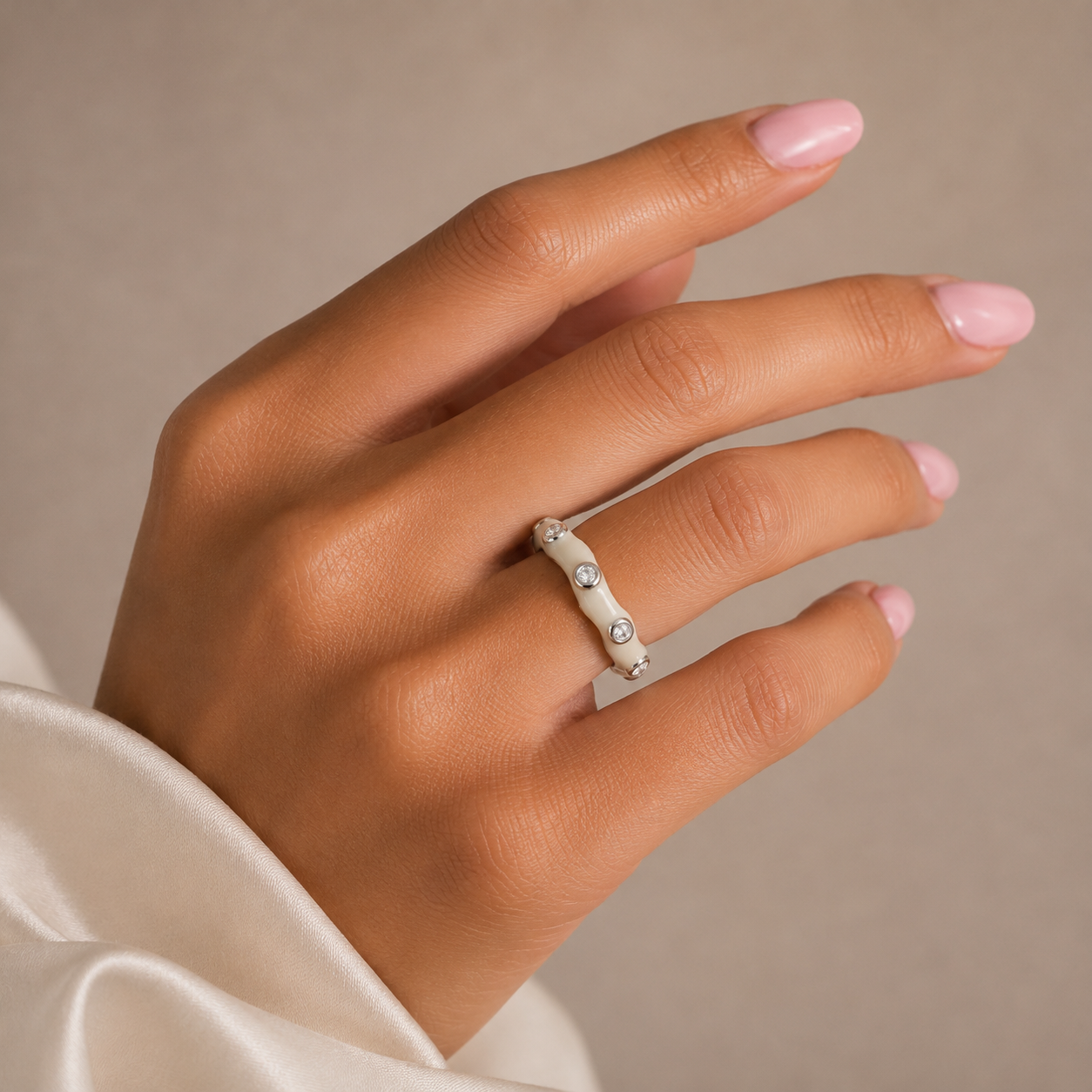 Anillo ondulado de circonitas cúbicas con esmalte blanco y baño de rodio en plata 925 (liquidación) - STR00686