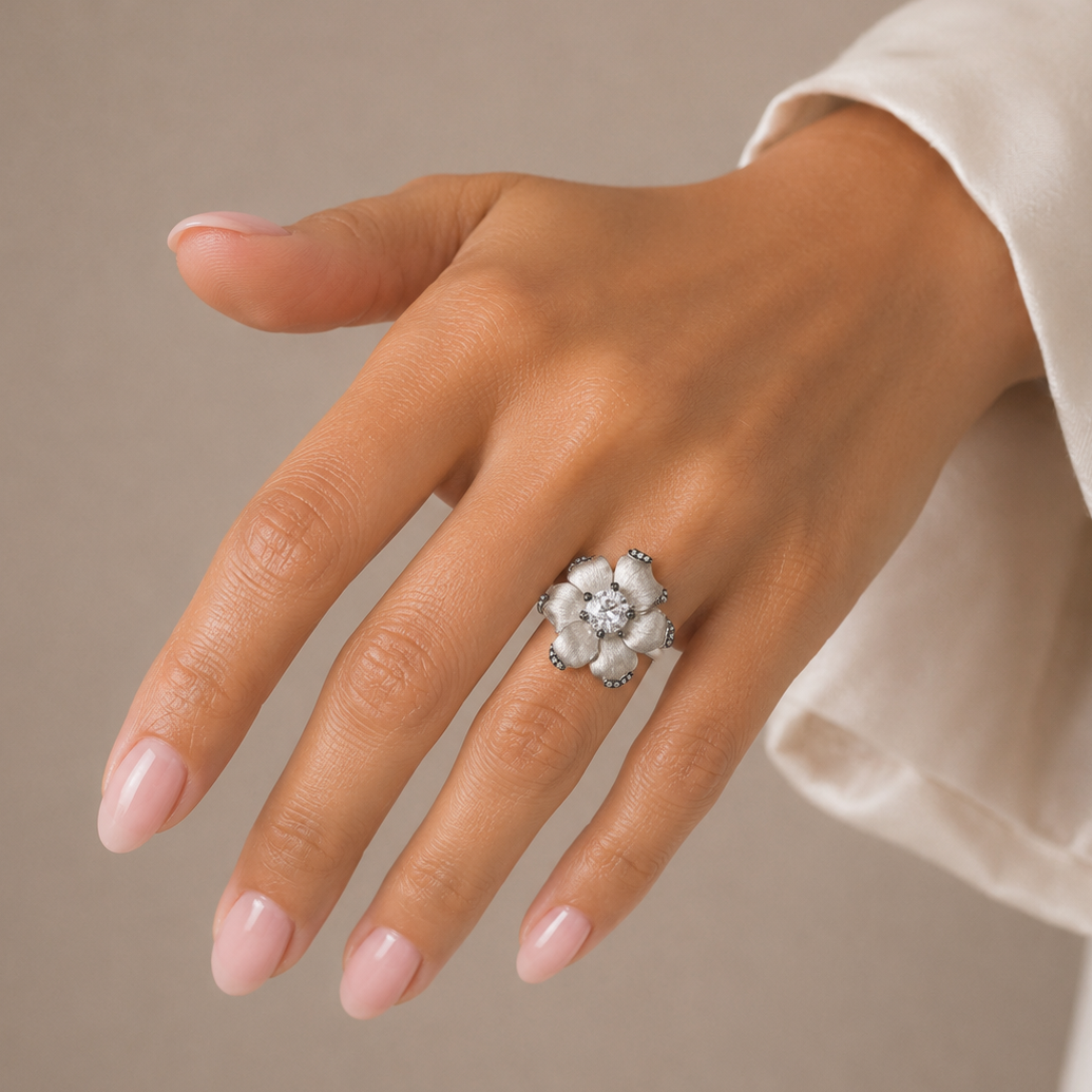 Liquidación - Anillo de flor de circonitas cúbicas con baño de rodio negro y plata 925 - STR00854