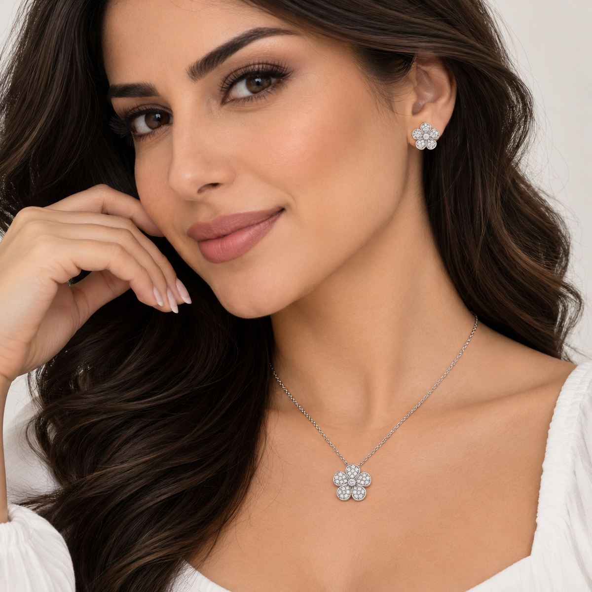 Conjunto de pendientes y collar con incrustaciones de circonitas y flor en plata de ley 925 rodiada - STS00064