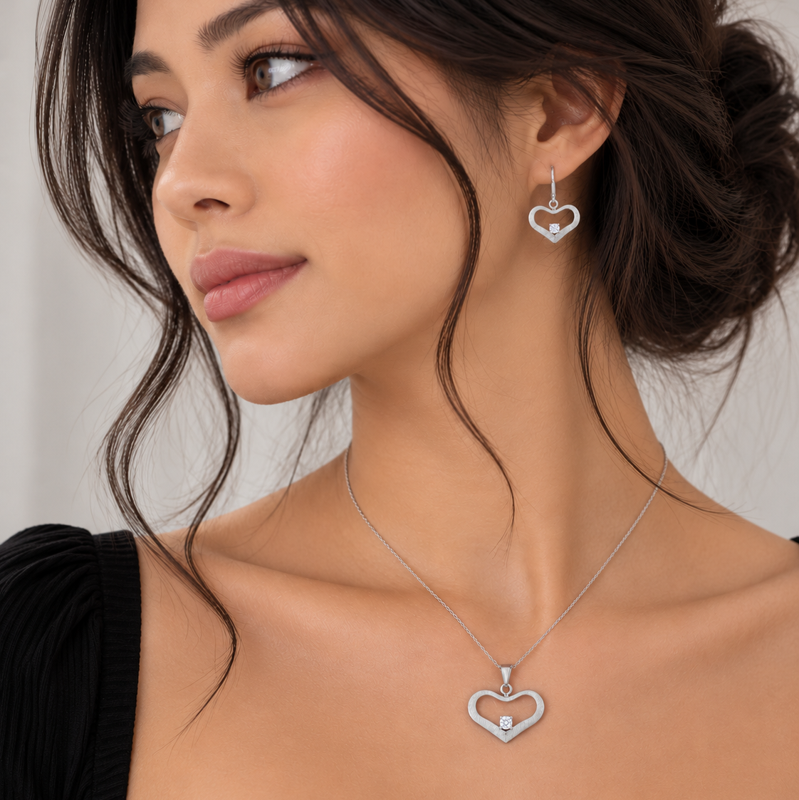 Liquidación - Conjunto de pendientes y collar con gancho colgante de corazón abierto con circonitas cúbicas en plata 925 rodiada - STS00155