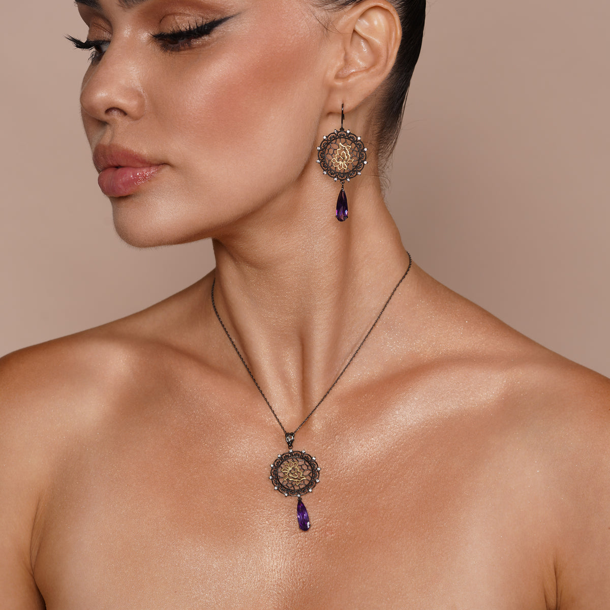 Liquidación - Conjunto de pendientes y collar colgantes de gancho con circonitas cúbicas y flor redonda de plata 925 con baño de rodio negro - STS00395
