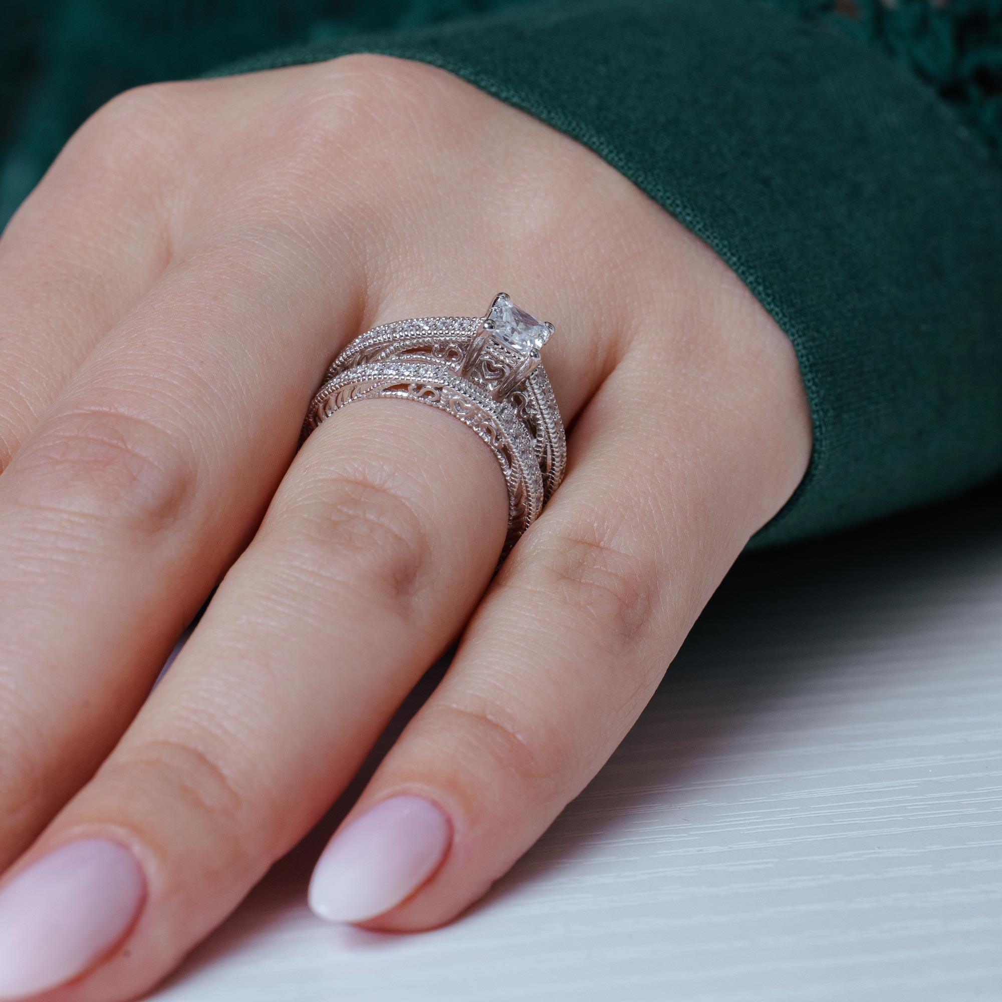 Juego de anillos de compromiso con circonita central de talla princesa pavé chapado en rodio de plata 925 - ACR00022