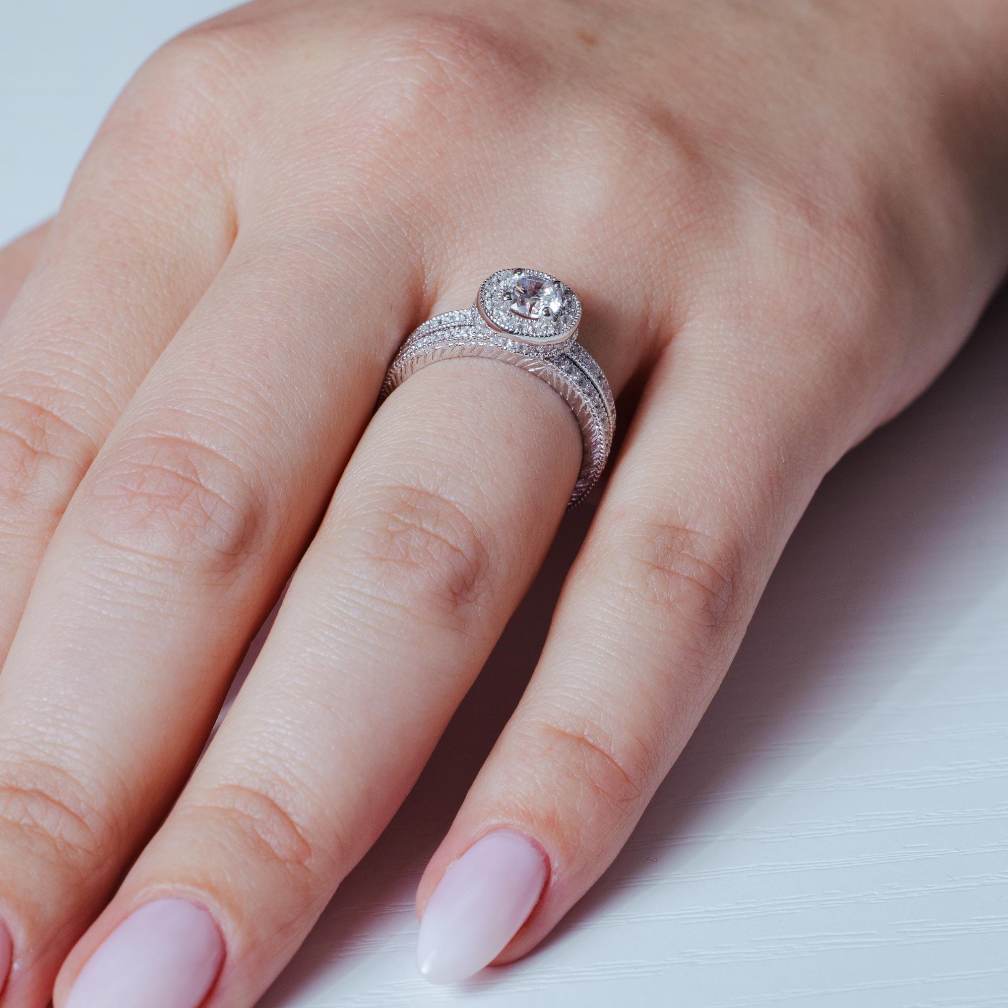 Anillo de compromiso de plata de ley 925 rodiada con micro pavé de circonitas - ACR00023