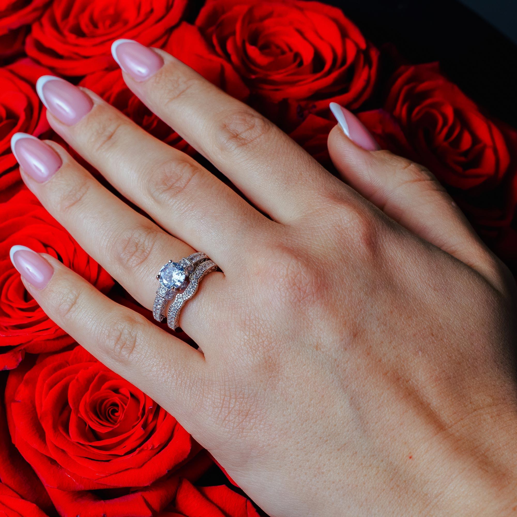 Juego de anillos de compromiso con circonita transparente y centro redondo pavé chapado en rodio de plata 925 - ACR00024