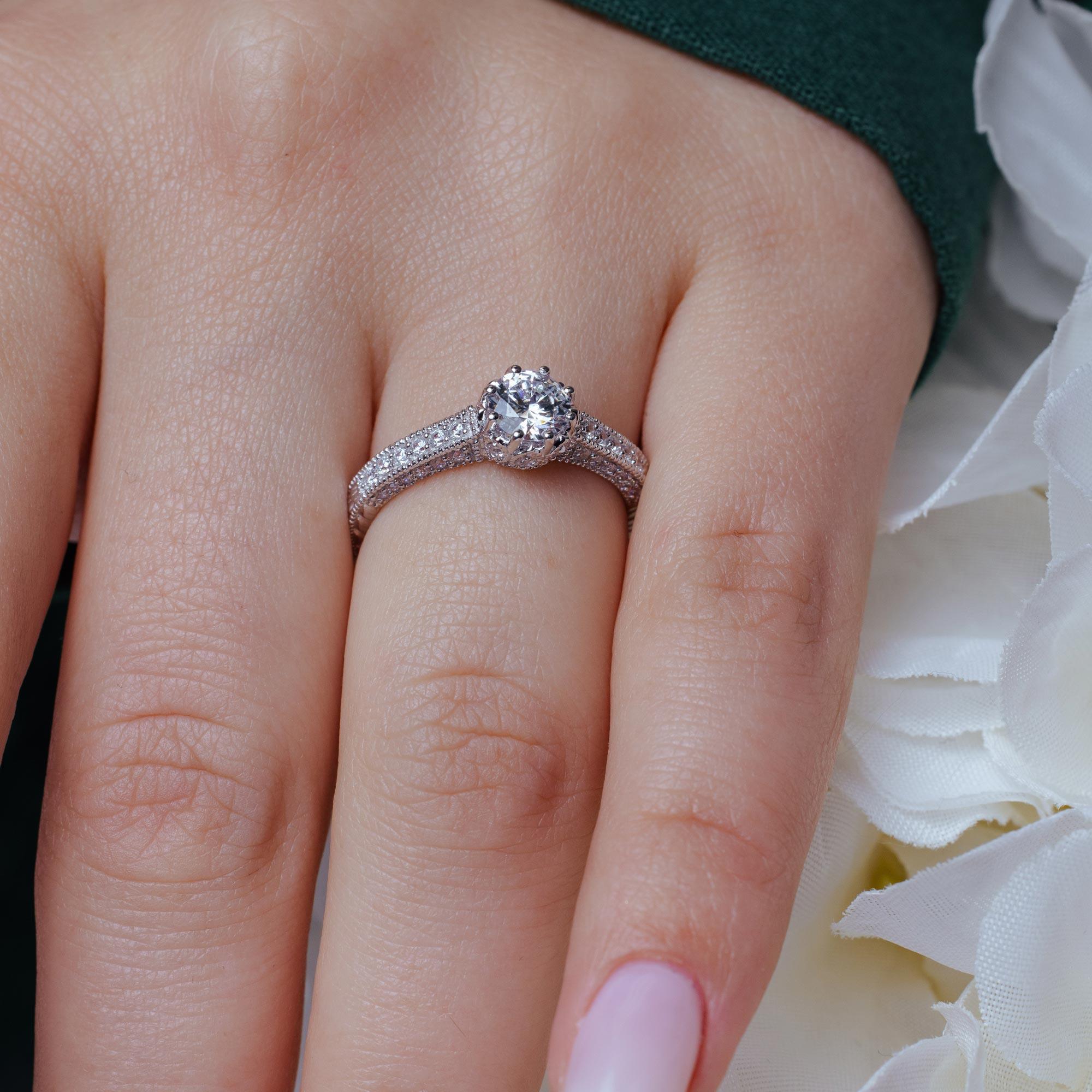 Anillo de plata 925 con circonita central redonda y pavé chapado en rodio - ACR00026