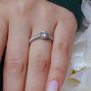 Anillo de plata 925 con circonita central redonda y pavé chapado en rodio - ACR00026