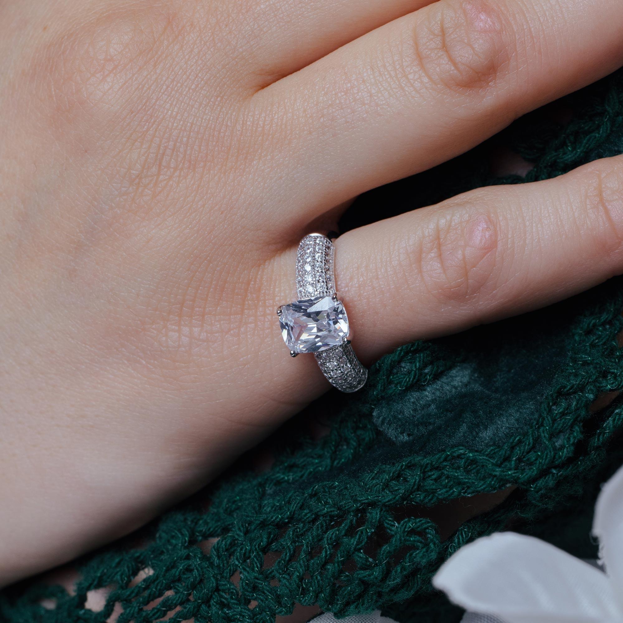 Anillo de circonita central cuadrada con micro pavé chapado en rodio de plata 925 - ACR00034