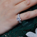 Anillo de circonita central cuadrada con micro pavé chapado en rodio de plata 925 - ACR00034